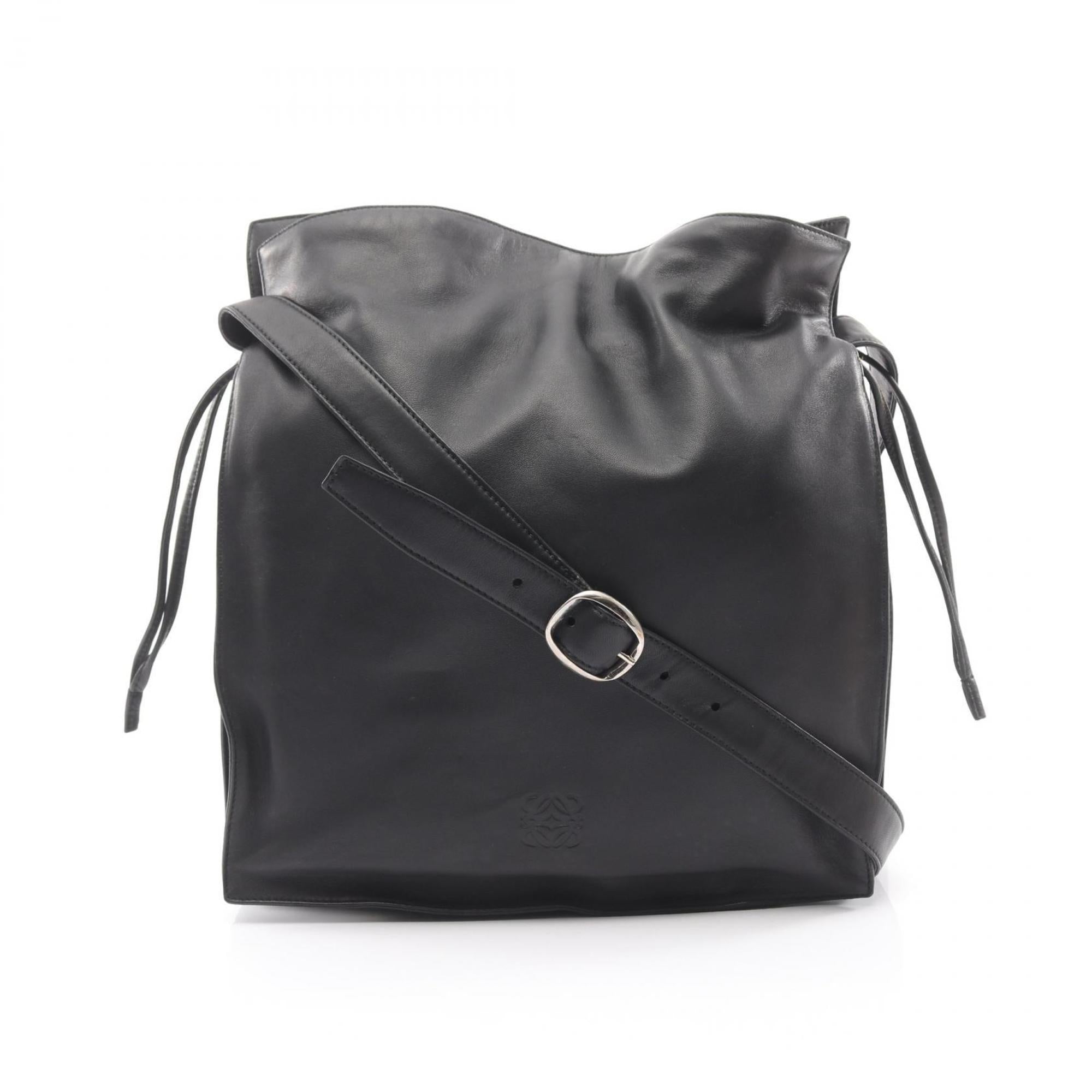 Loewe Black Leather Shoulder Bag (Pre-Owned)