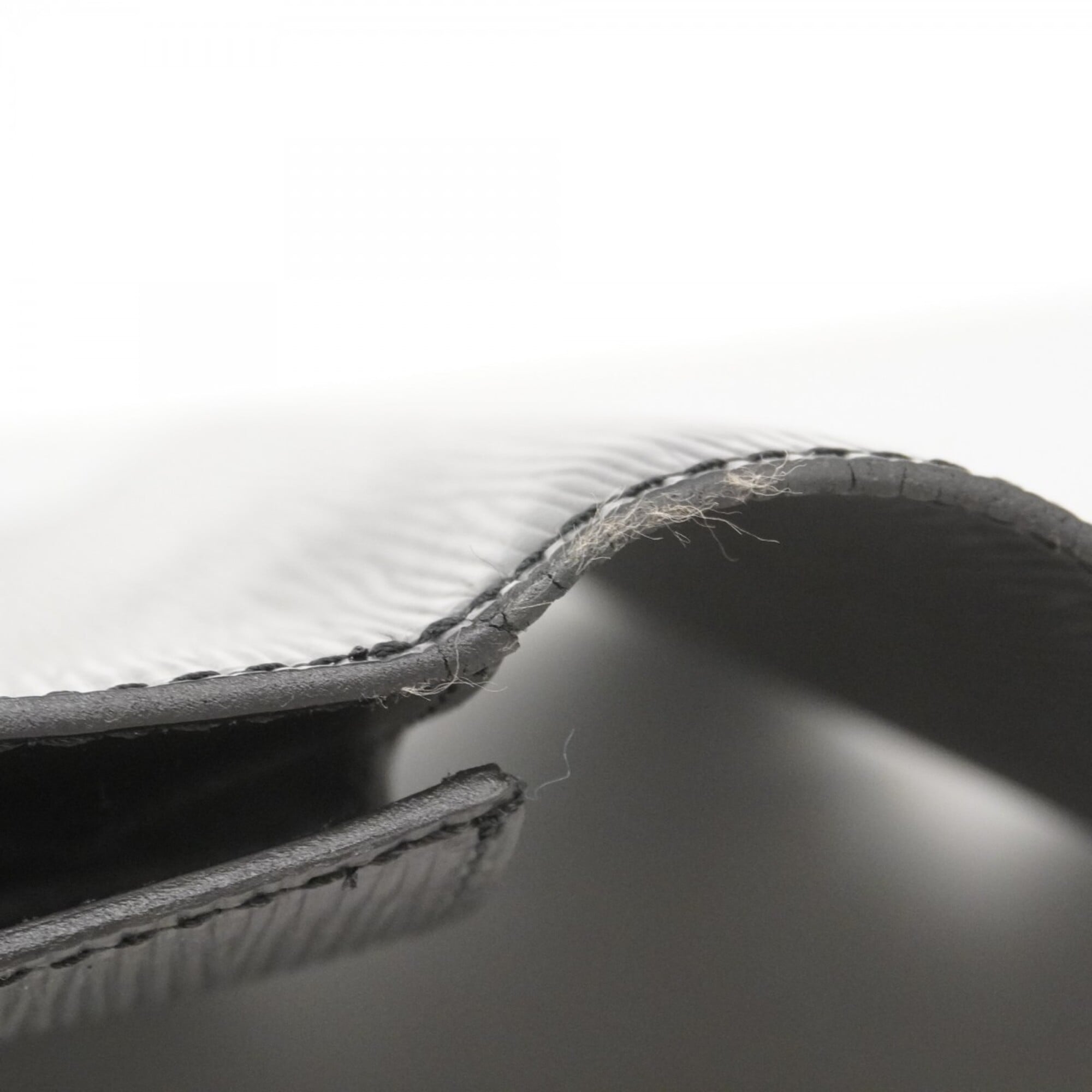 Louis Vuitton Noir Clutch Bag (Pre-Owned)