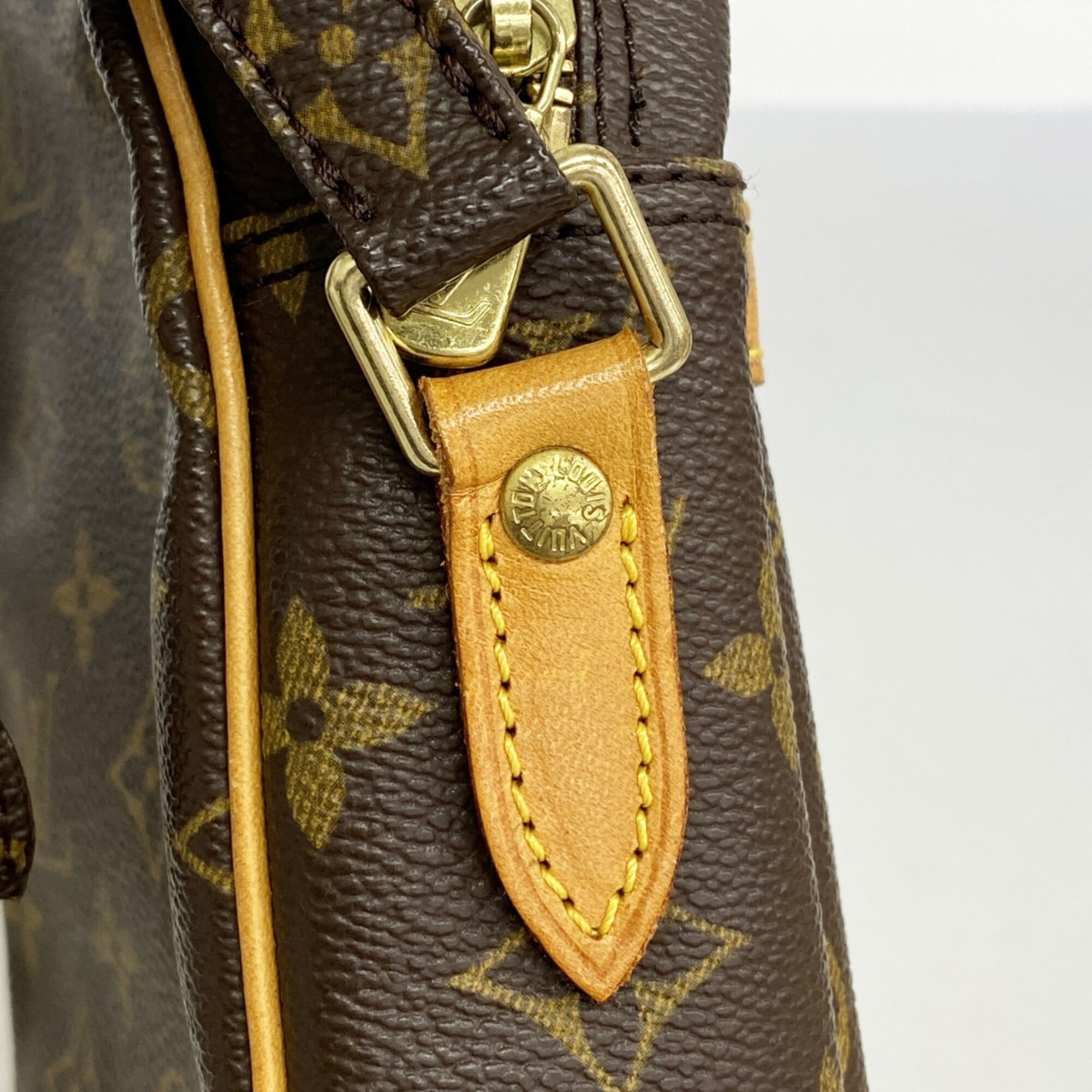 Louis Vuitton Brown Shoulder Bag (Pre-Owned)