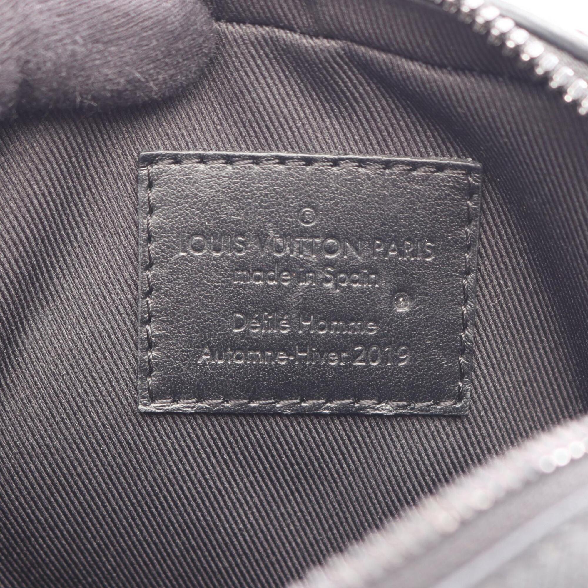 Louis Vuitton Black Noir Taiga Leather Leather Handbag Shoulder Bag (Pre-Owned)