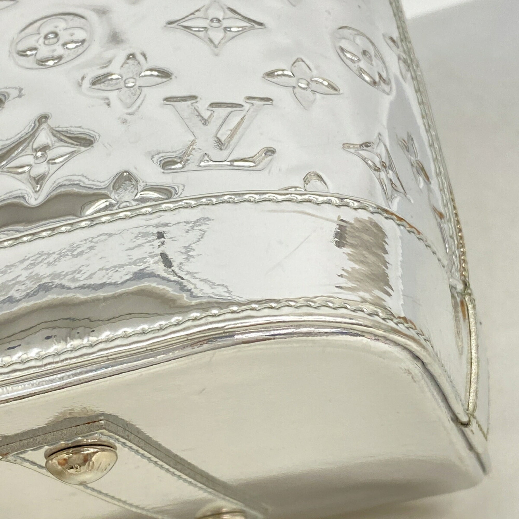 Louis Vuitton Argent Handbag (Pre-Owned)