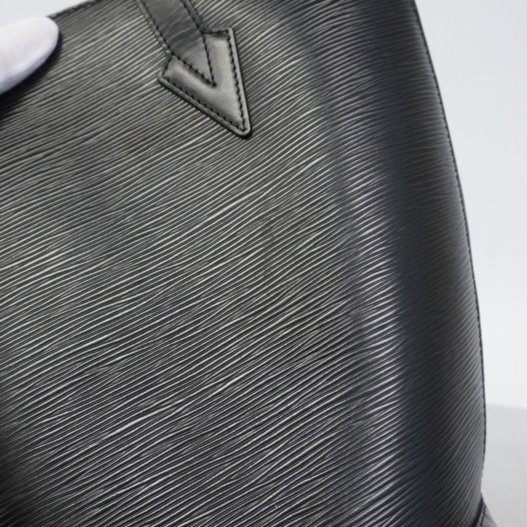 Louis Vuitton Noir Shoulder Bag (Pre-Owned)
