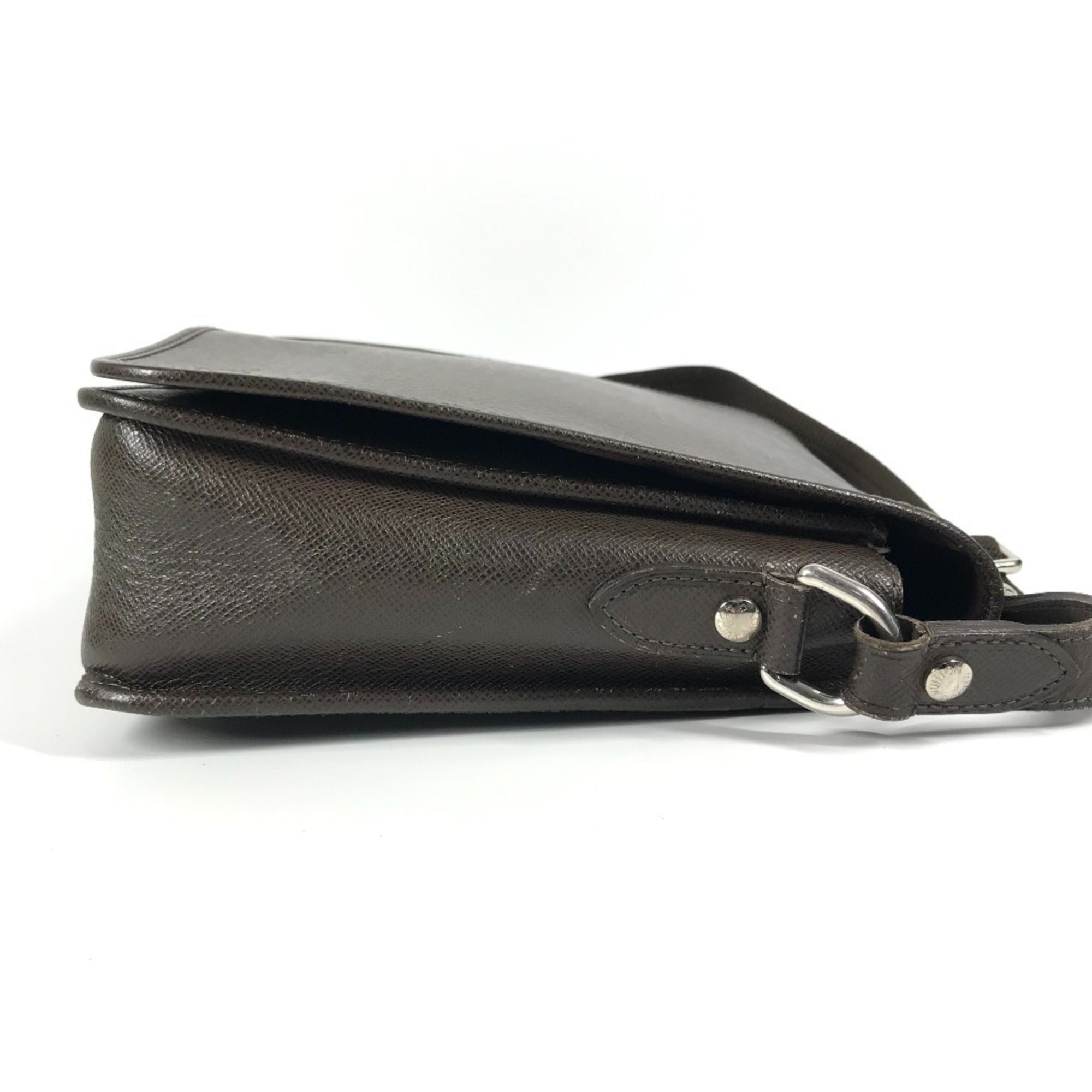Louis Vuitton Brown Grizzly Taiga Leather Messenger Bag Shoulder Bag (Pre-Owned)