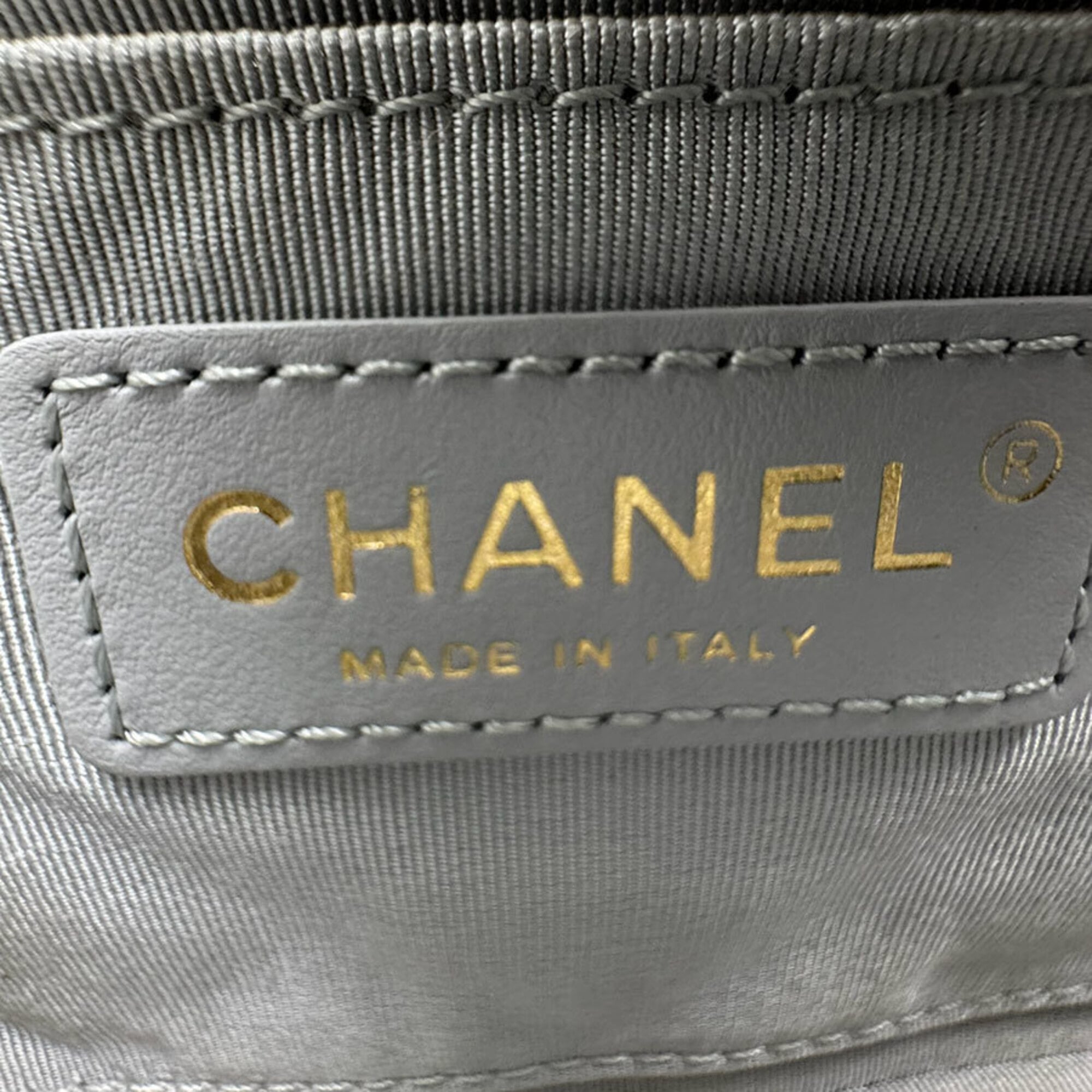 Chanel Gray Leather Shoulder Bag (Pre-Owned)