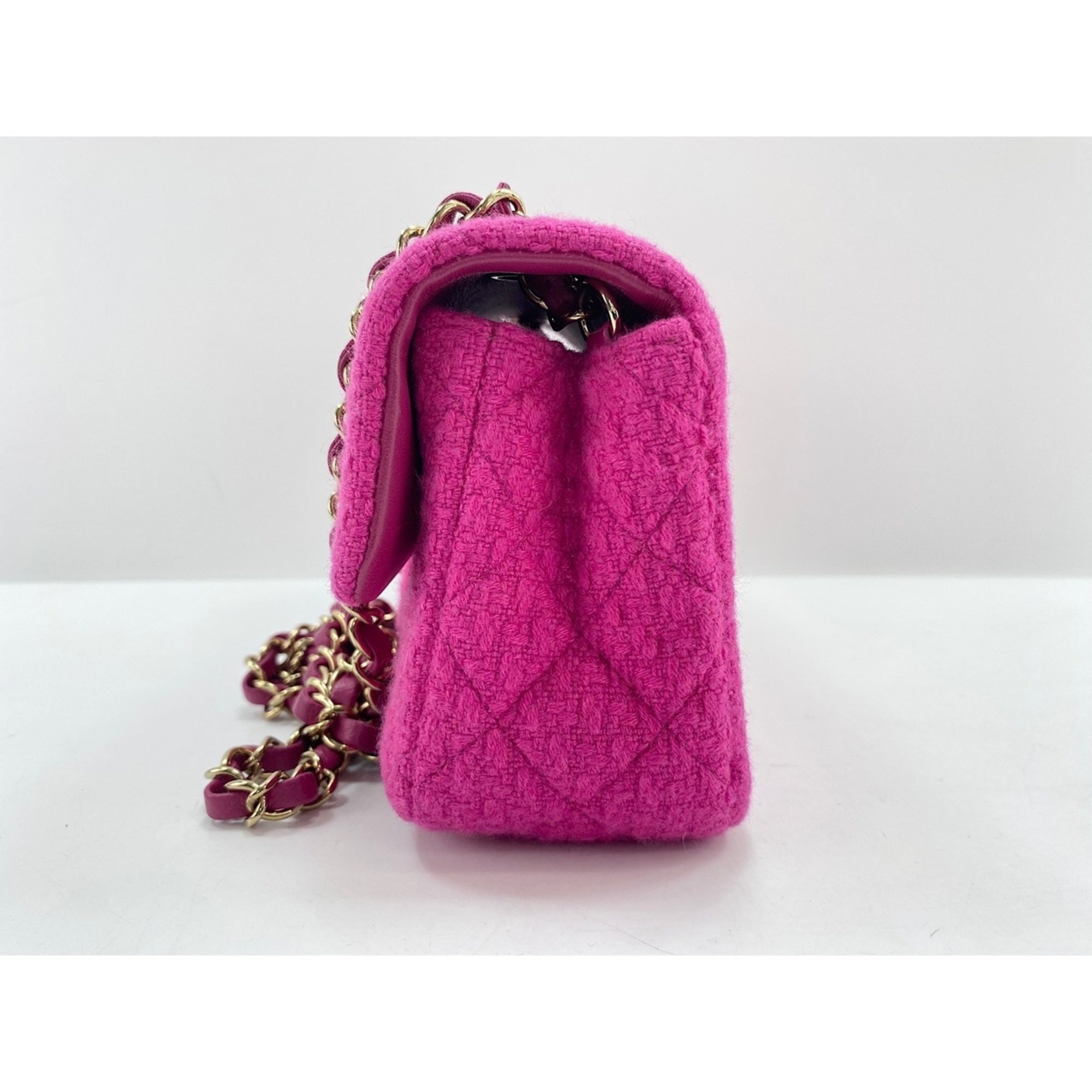 Chanel Pink Shoulder Bag (Pre-Owned)