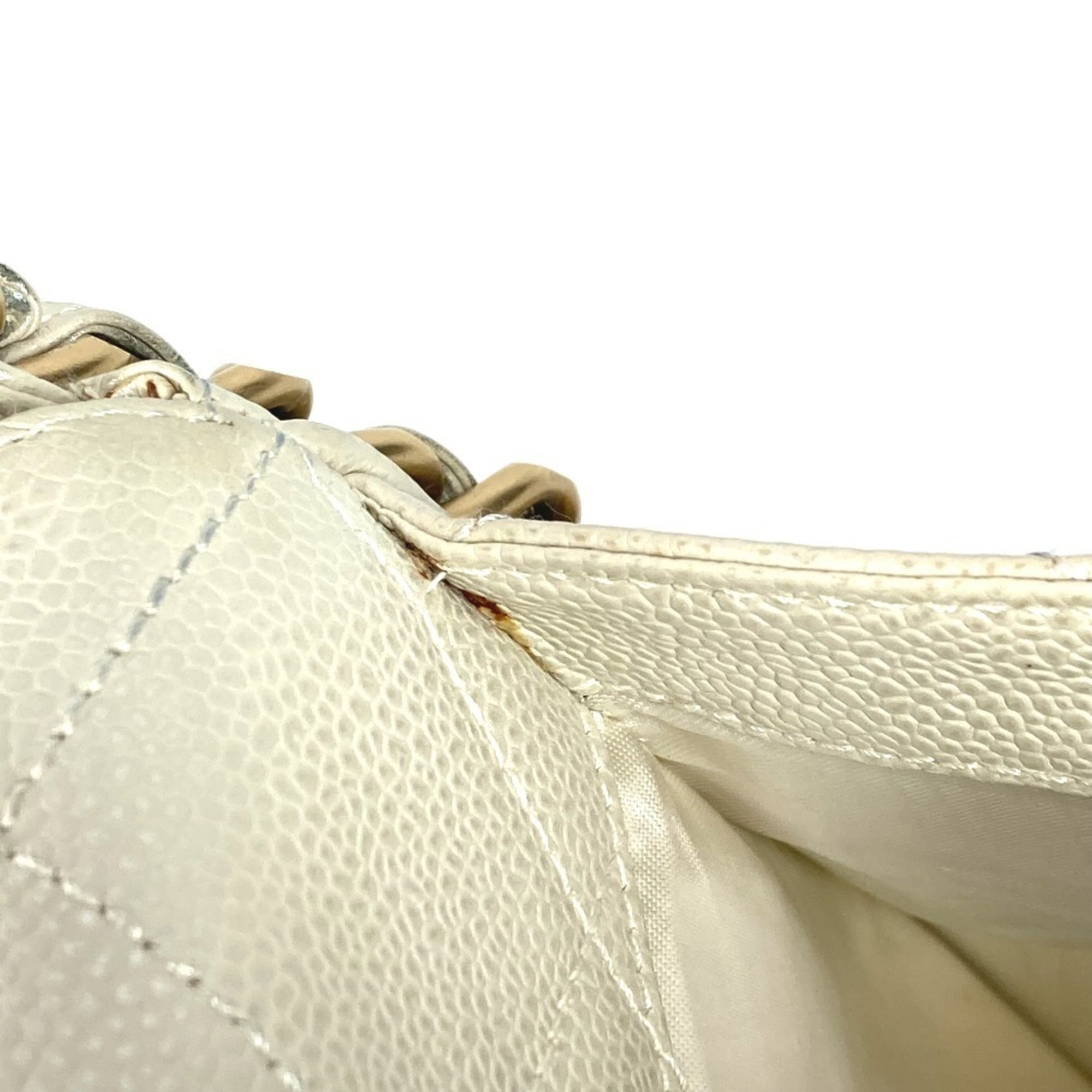 Chanel Matelasse White Grained Calfskin Shoulder Bag (Pre-Owned)