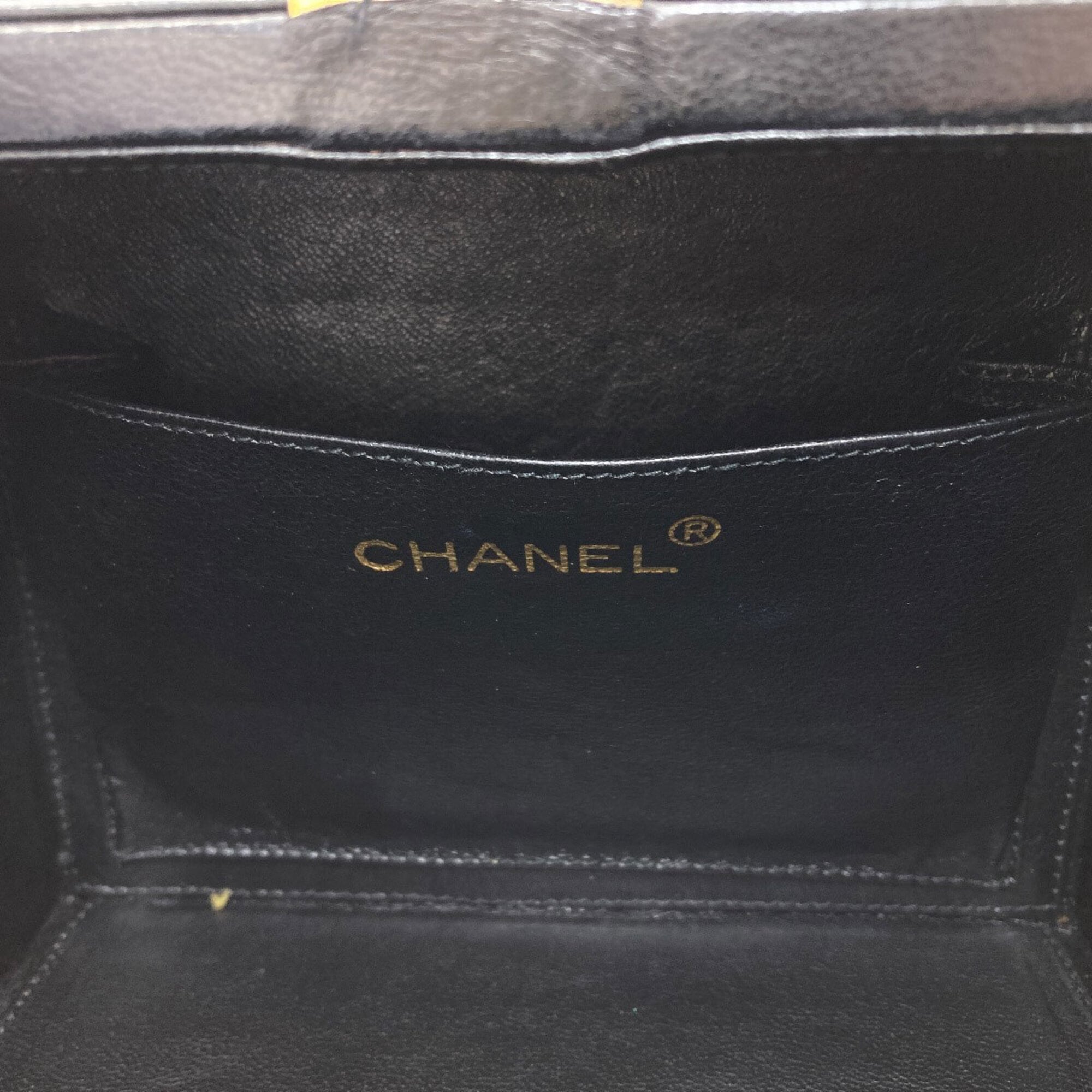 Chanel Black Leather Shoulder Bag (Pre-Owned)