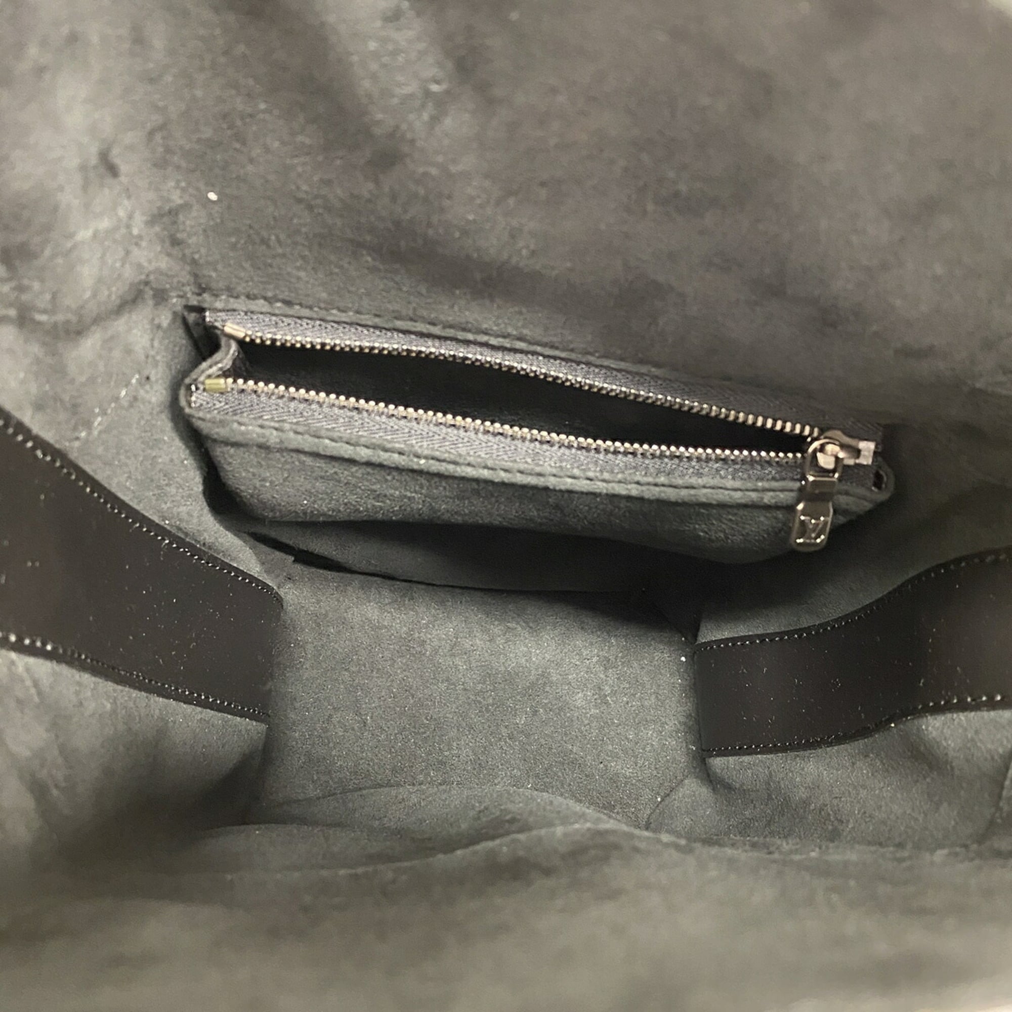 Louis Vuitton Noir Shoulder Bag (Pre-Owned)