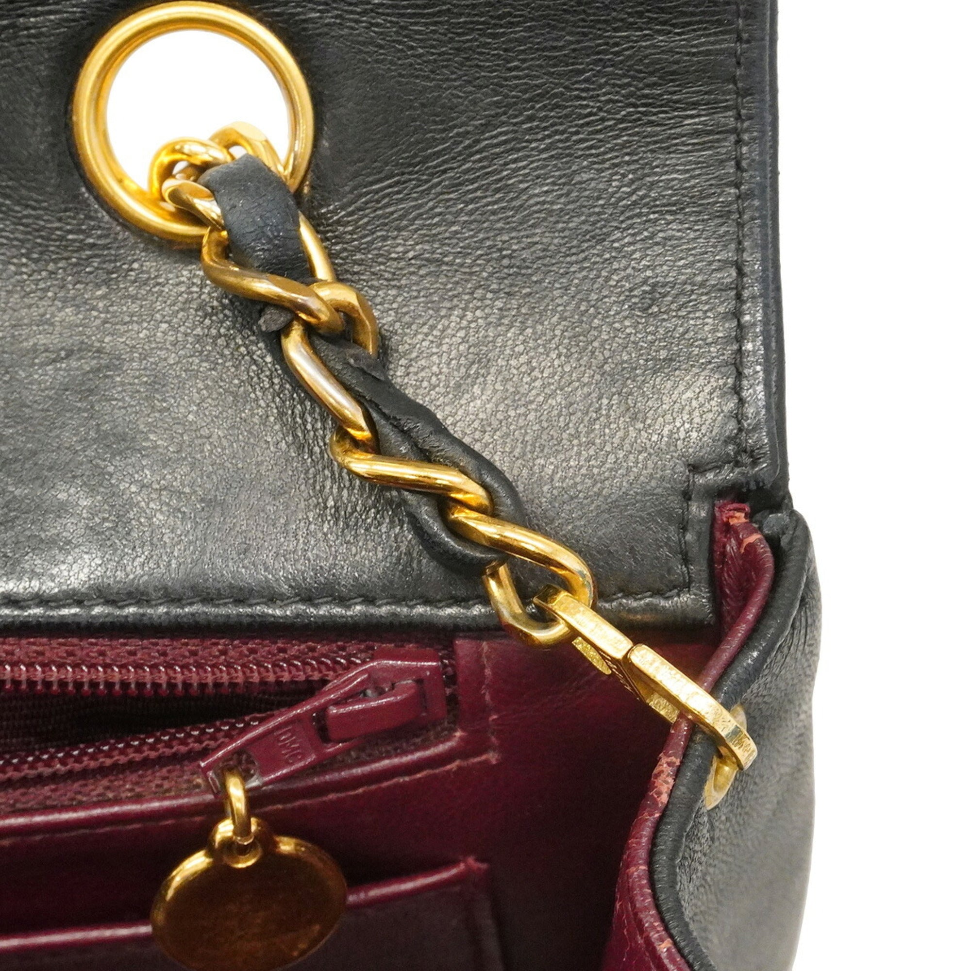 Chanel Black Leather Shoulder Bag (Pre-Owned)