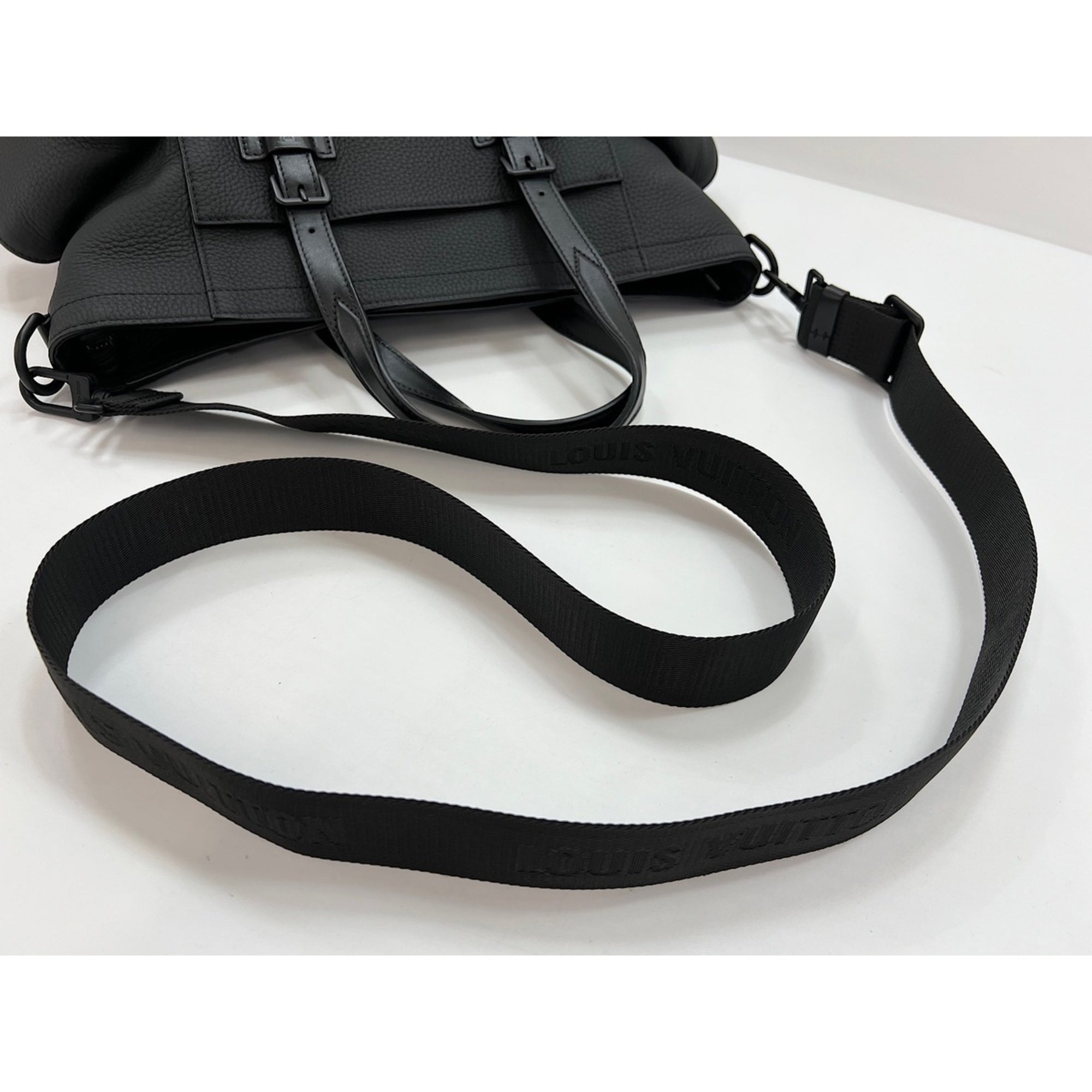 Louis Vuitton Black Handbag (Pre-Owned)