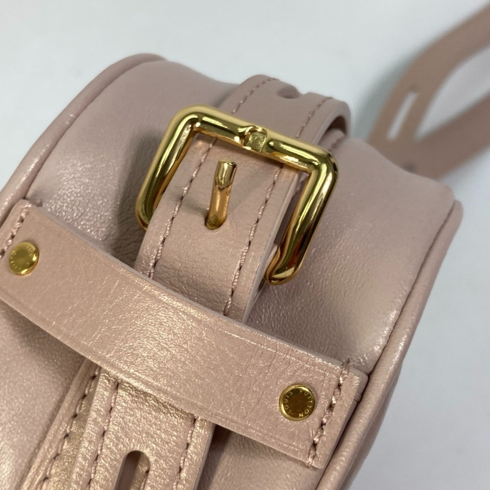 Louis Vuitton Light Pink Leather Pochette Shoulder Bag (Pre-Owned)