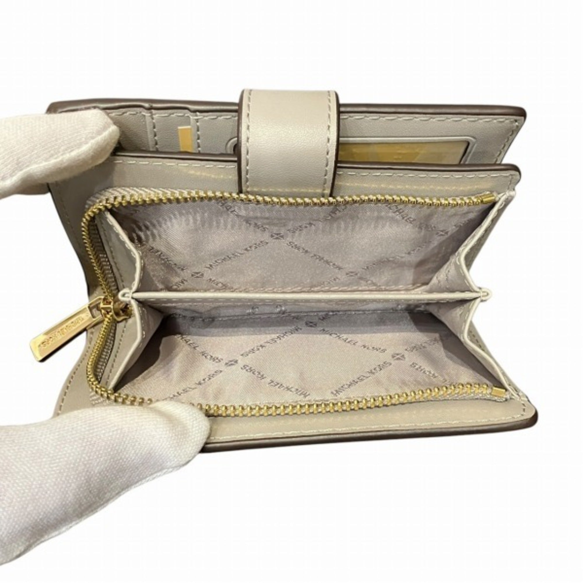 Michael Kors White Leather Wallet (Bi-Fold) (Pre-Owned)