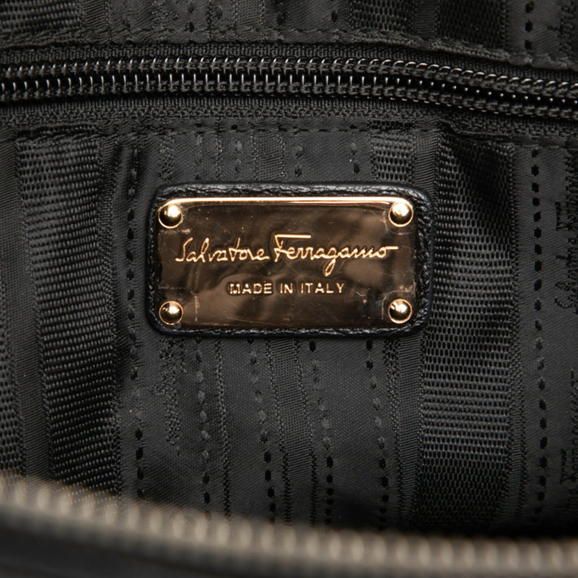Salvatore Ferragamo Black Leather Shoulder Bag (Pre-Owned)