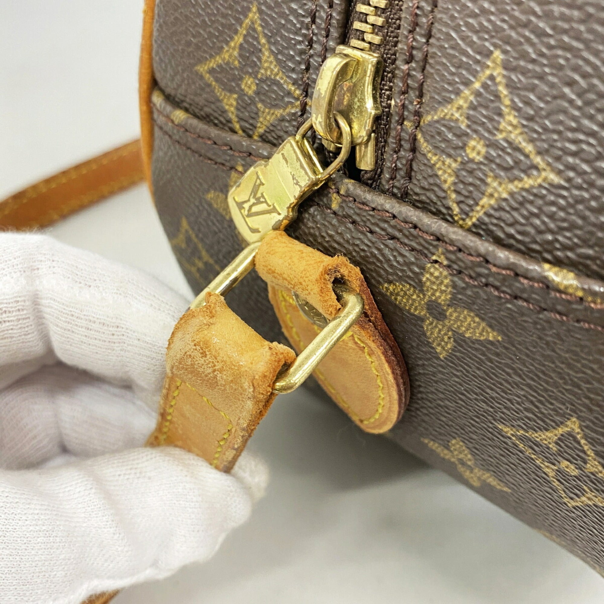 Louis Vuitton Brown Shoulder Bag (Pre-Owned)