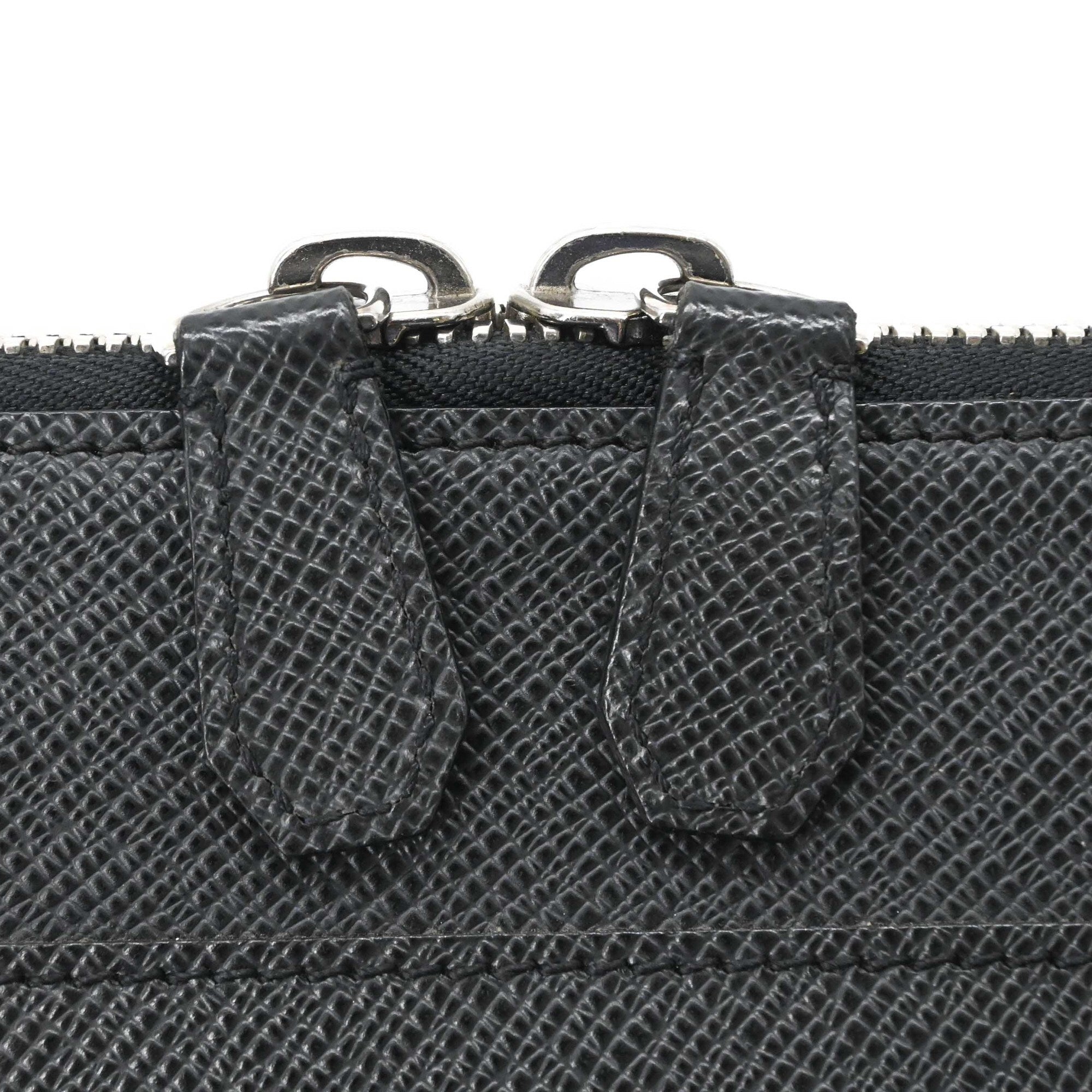 Louis Vuitton Black Taiga Leather Clutch Bag (Pre-Owned)