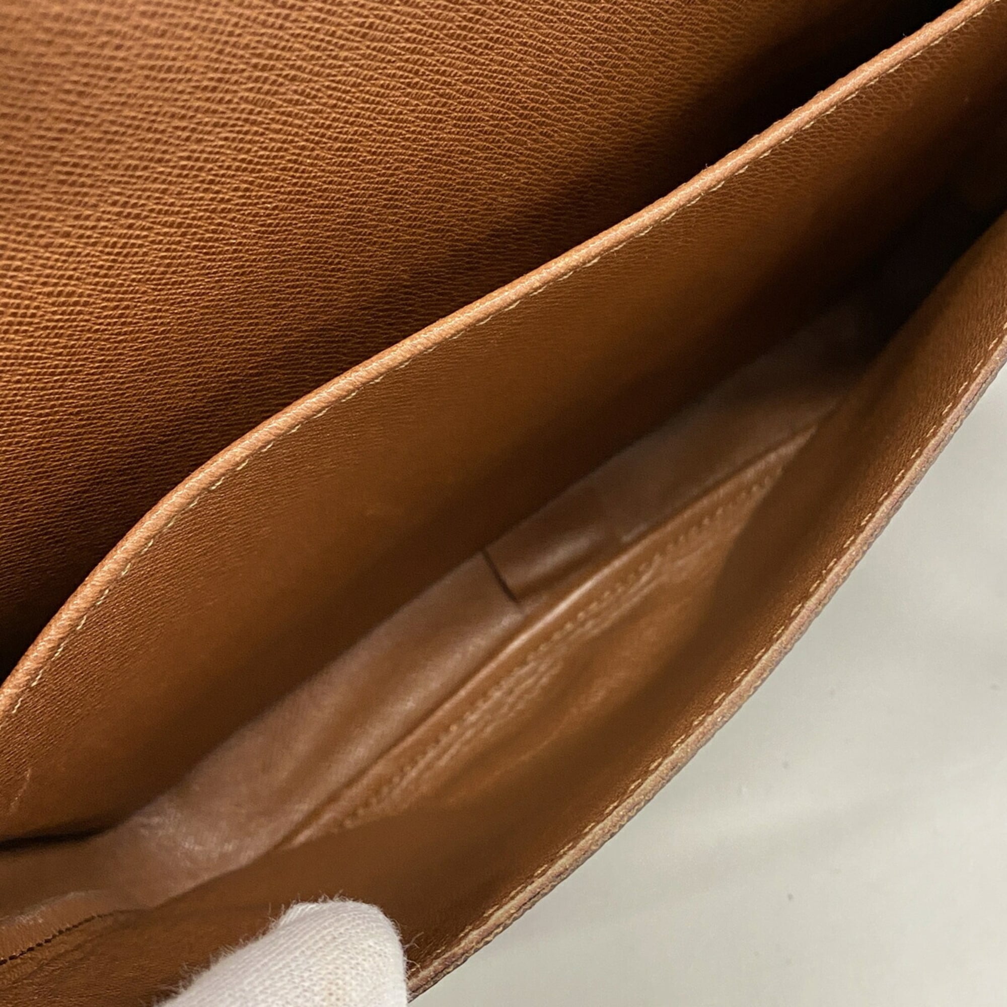 Louis Vuitton Brown Shoulder Bag (Pre-Owned)