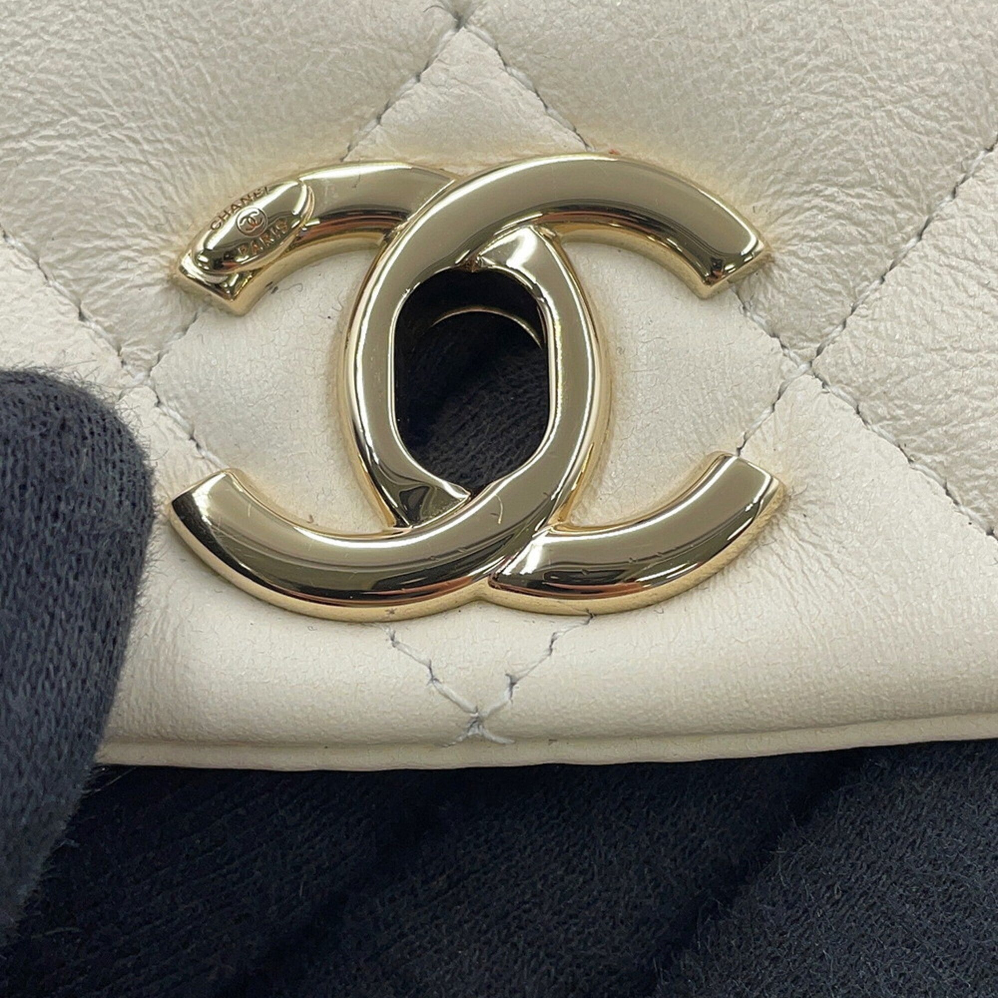 Chanel White Leather Handbag (Pre-Owned)