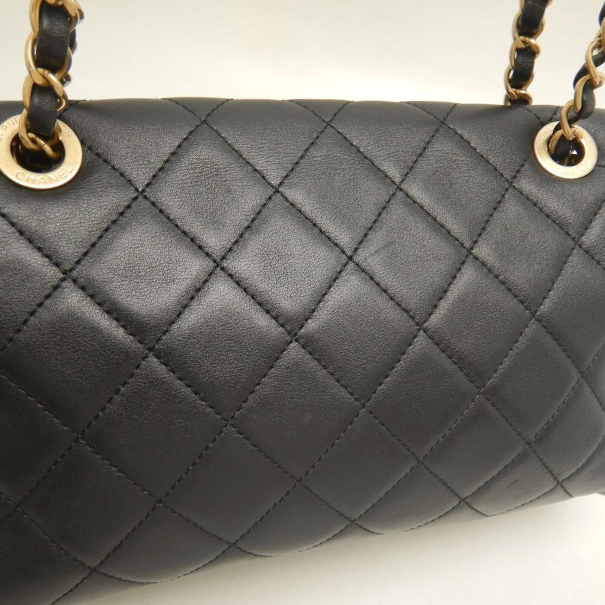 Chanel Black Leather Shoulder Bag (Pre-Owned)