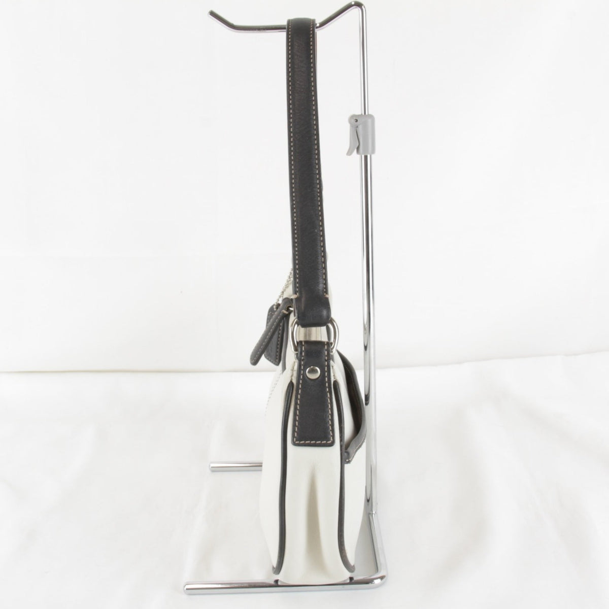 Coach White Leather Shoulder Bag (Pre-Owned)