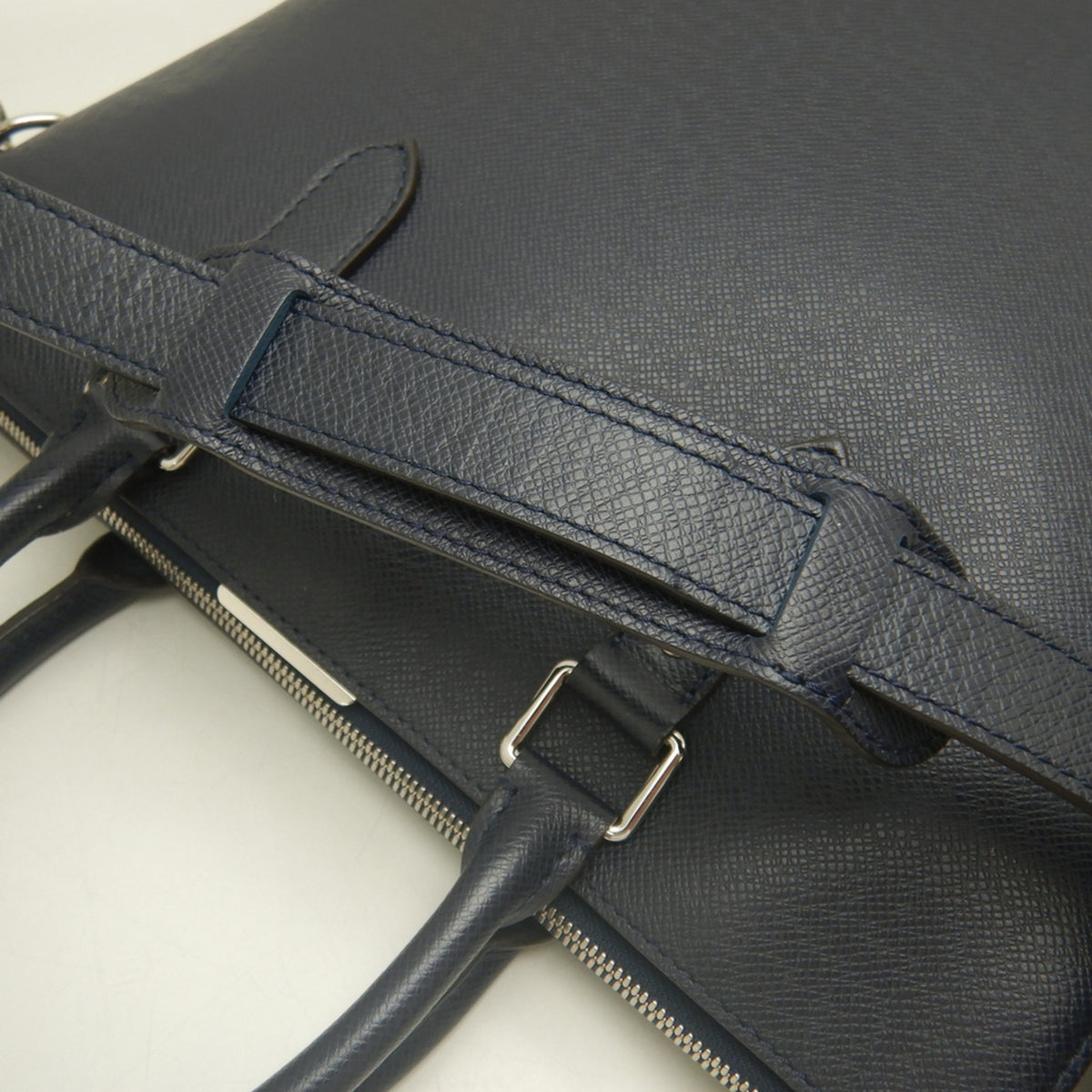 Louis Vuitton Navy Blue Taiga Leather Tote Bag (Pre-Owned)