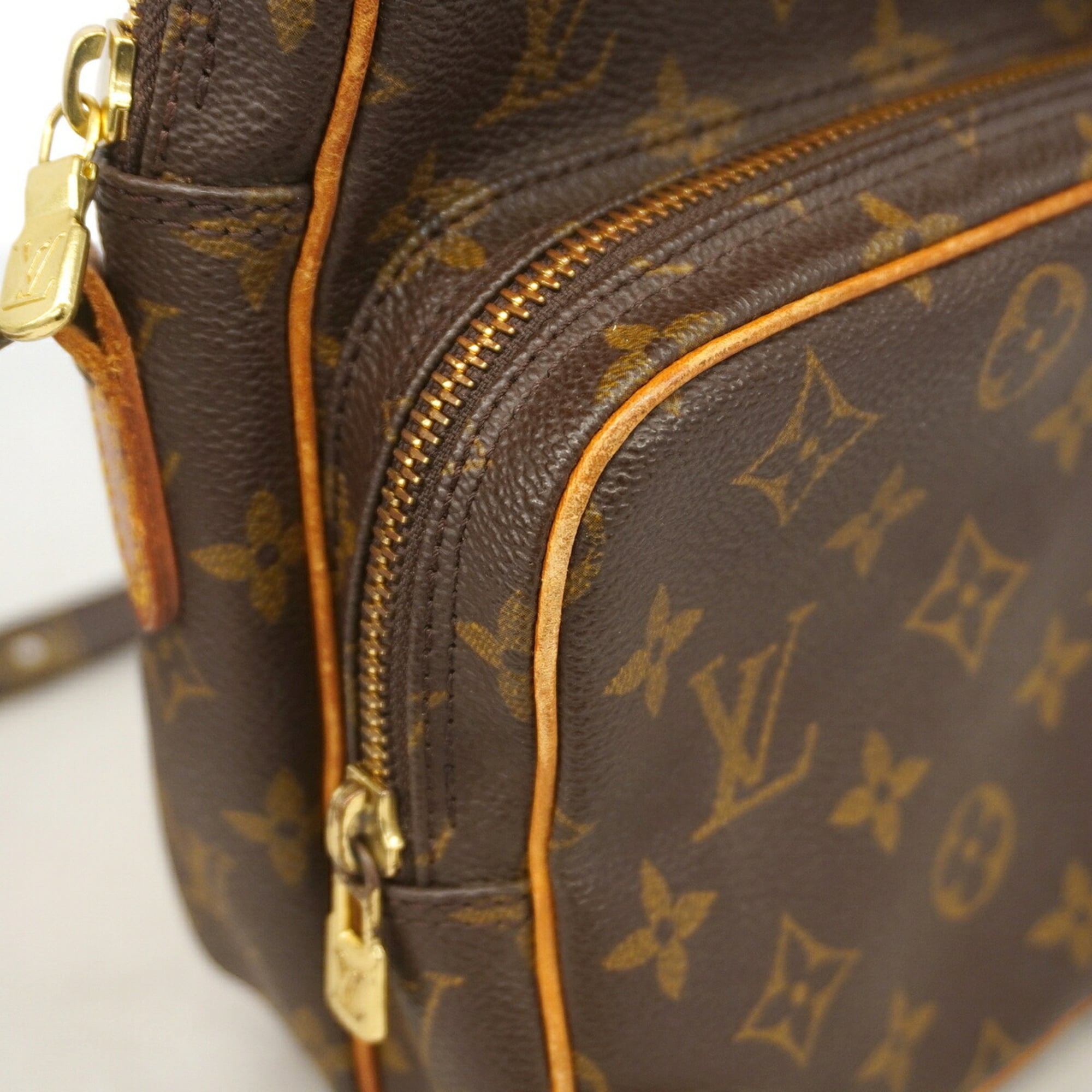 Louis Vuitton Brown Shoulder Bag (Pre-Owned)