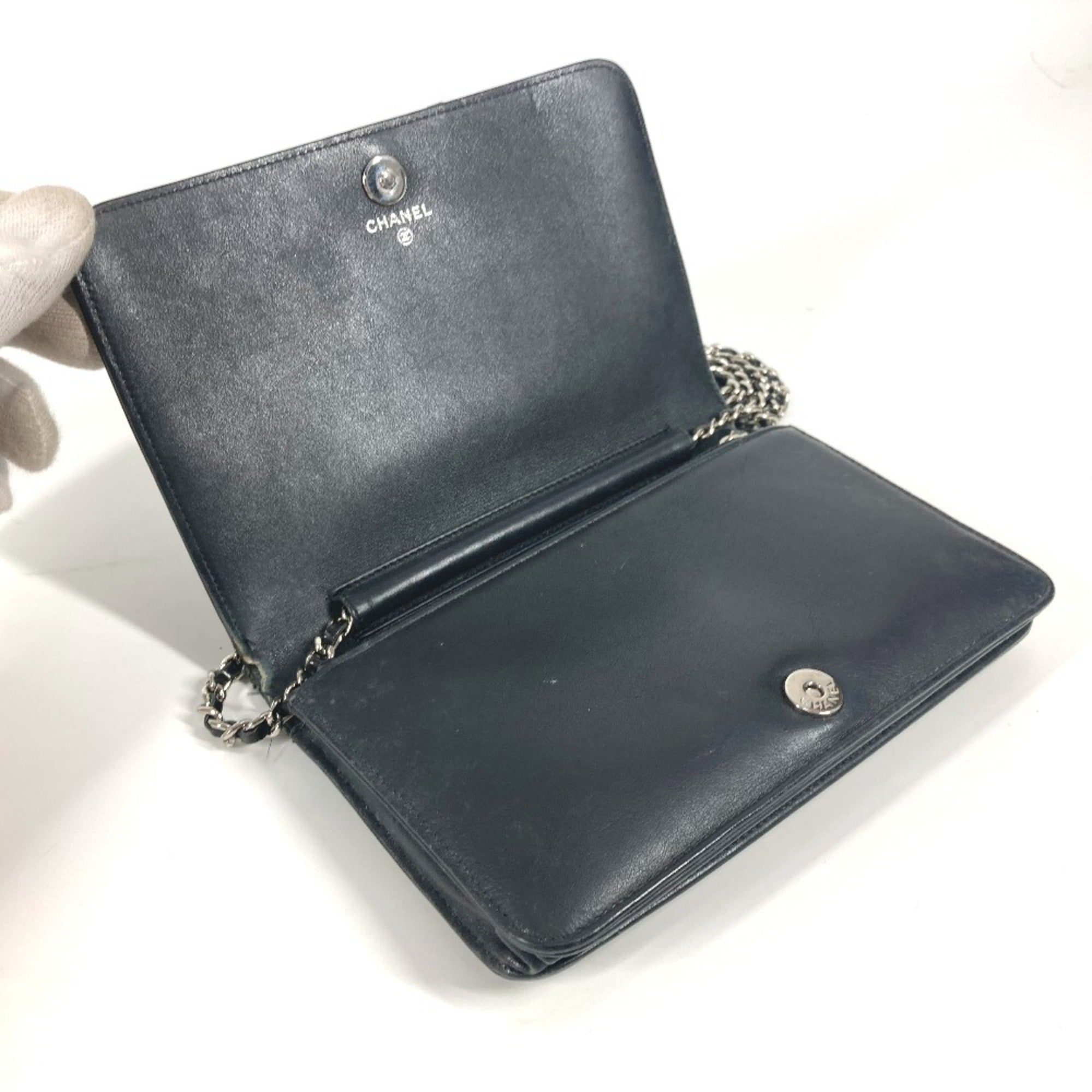Chanel Black Patent Leather Pochette Shoulder Bag (Pre-Owned)