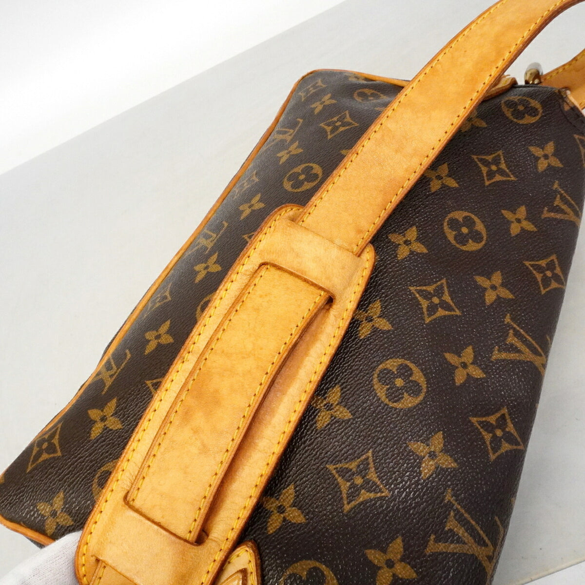 Louis Vuitton Brown Shoulder Bag (Pre-Owned)
