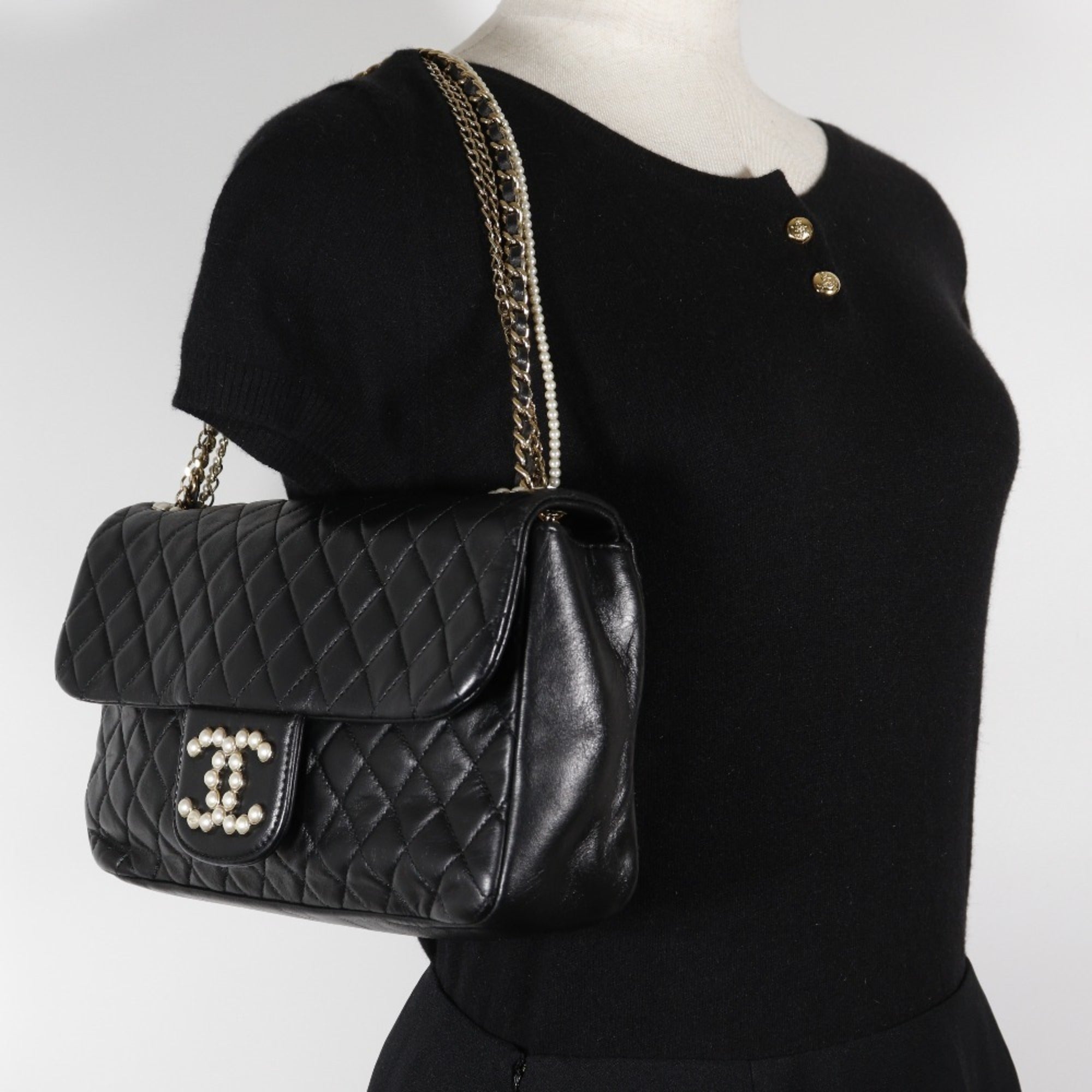 Chanel Matelasse Black Leather Shoulder Bag (Pre-Owned)