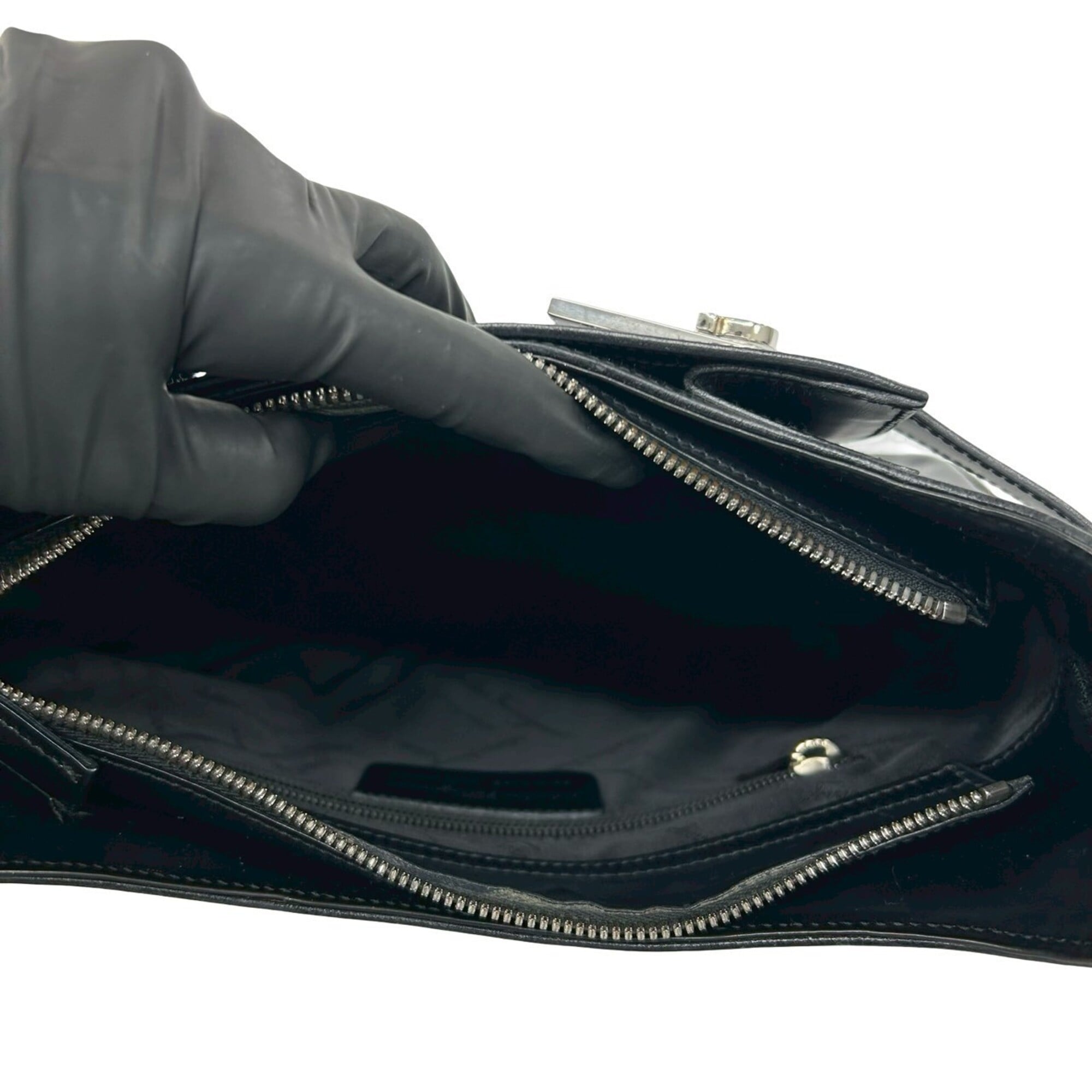 Salvatore Ferragamo Black Leather Shoulder Bag (Pre-Owned)