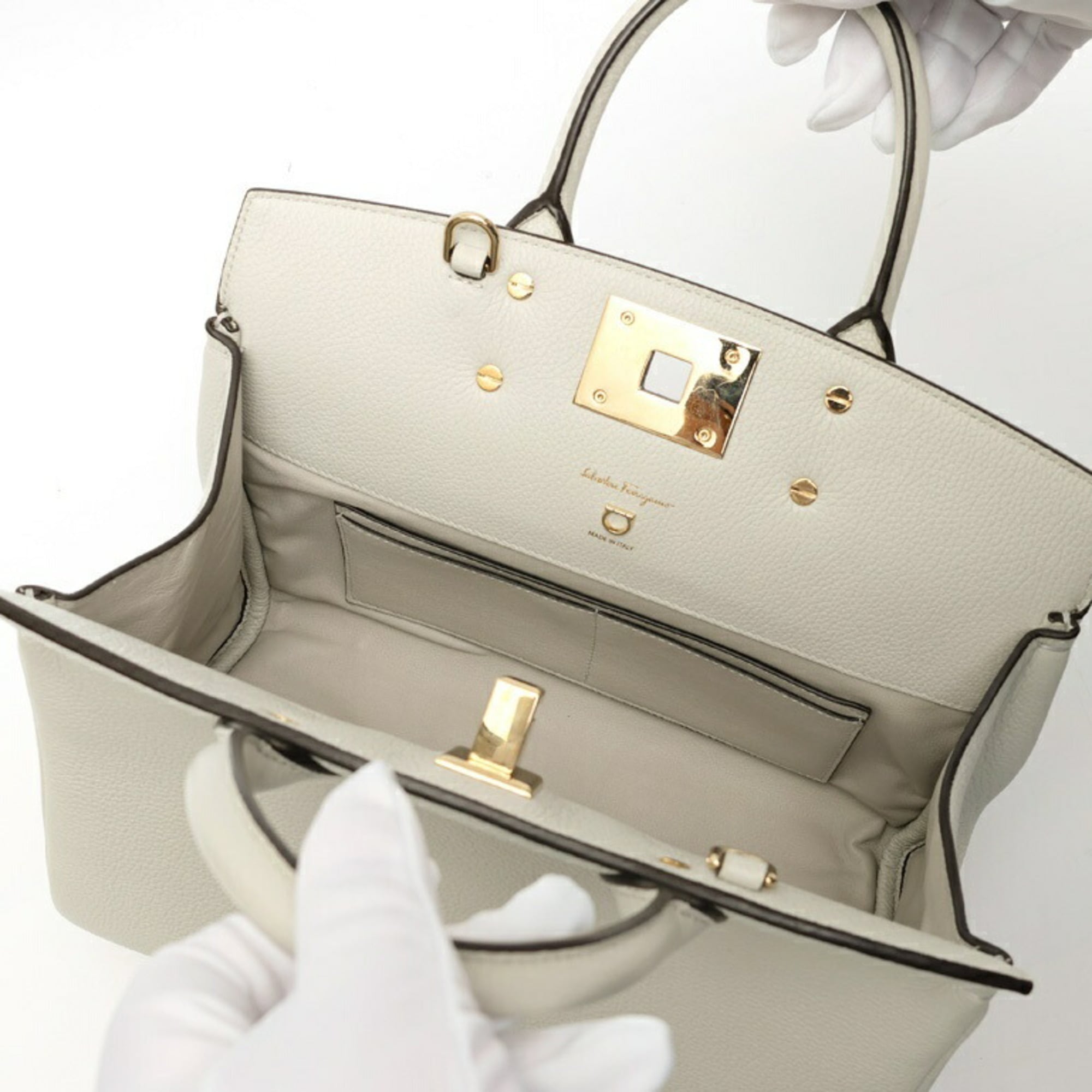Salvatore Ferragamo Light Gray Leather Handbag (Pre-Owned)