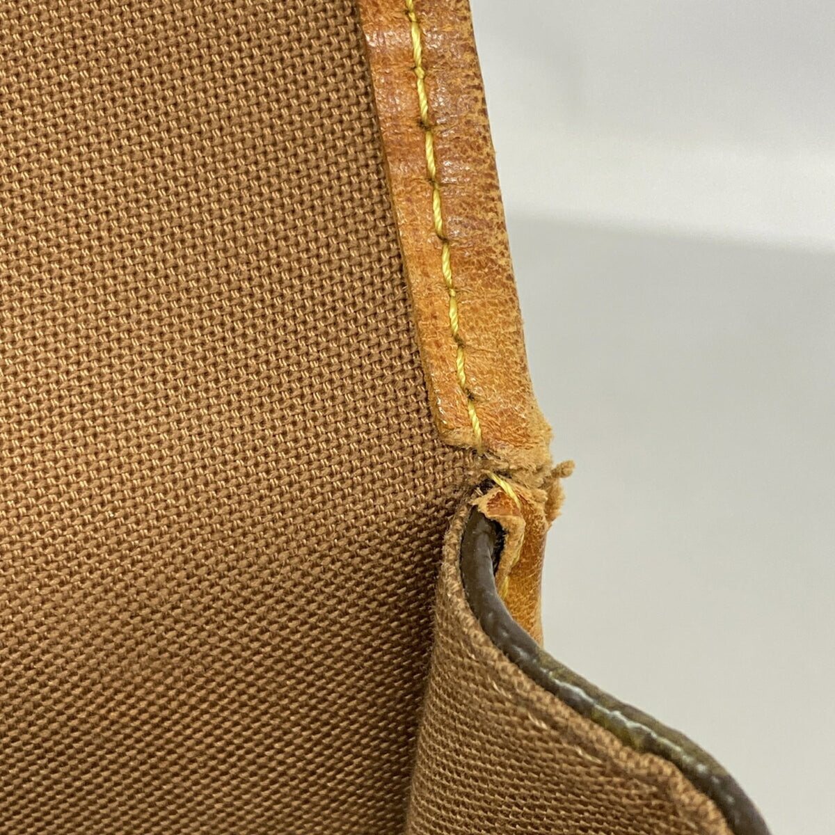 Louis Vuitton Brown Shoulder Bag (Pre-Owned)