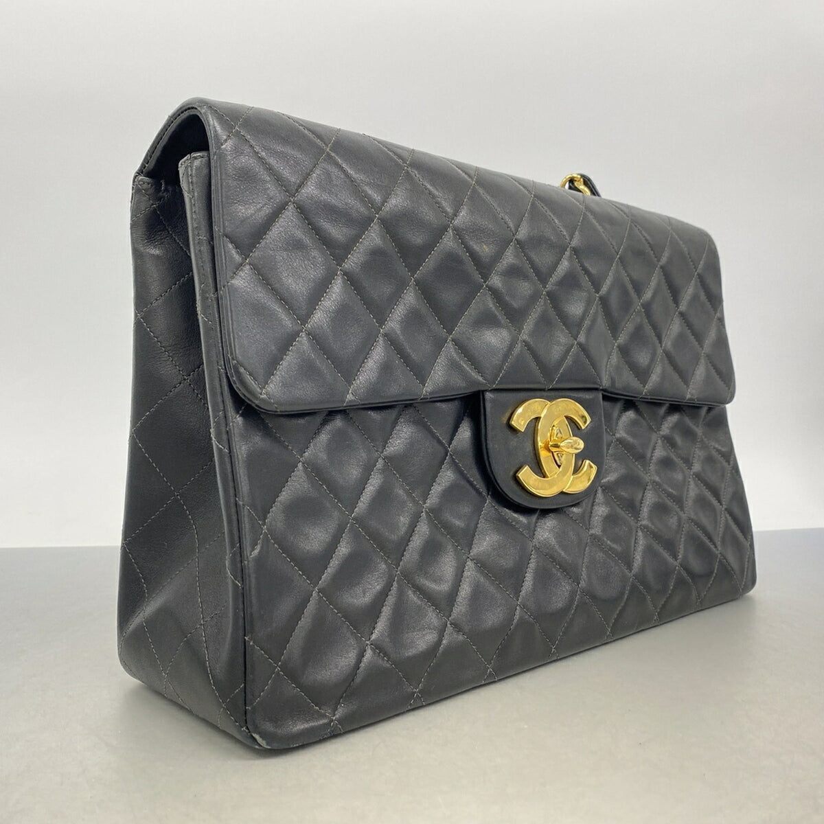Chanel Black Leather Shoulder Bag (Pre-Owned)