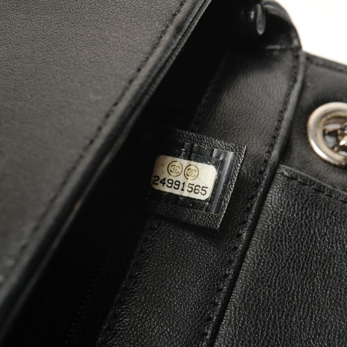 Chanel Black Leather Shoulder Bag (Pre-Owned)