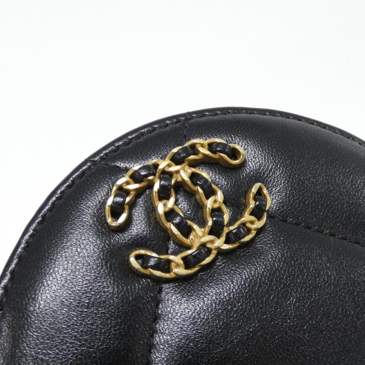 Chanel Black Leather Shoulder Bag (Pre-Owned)