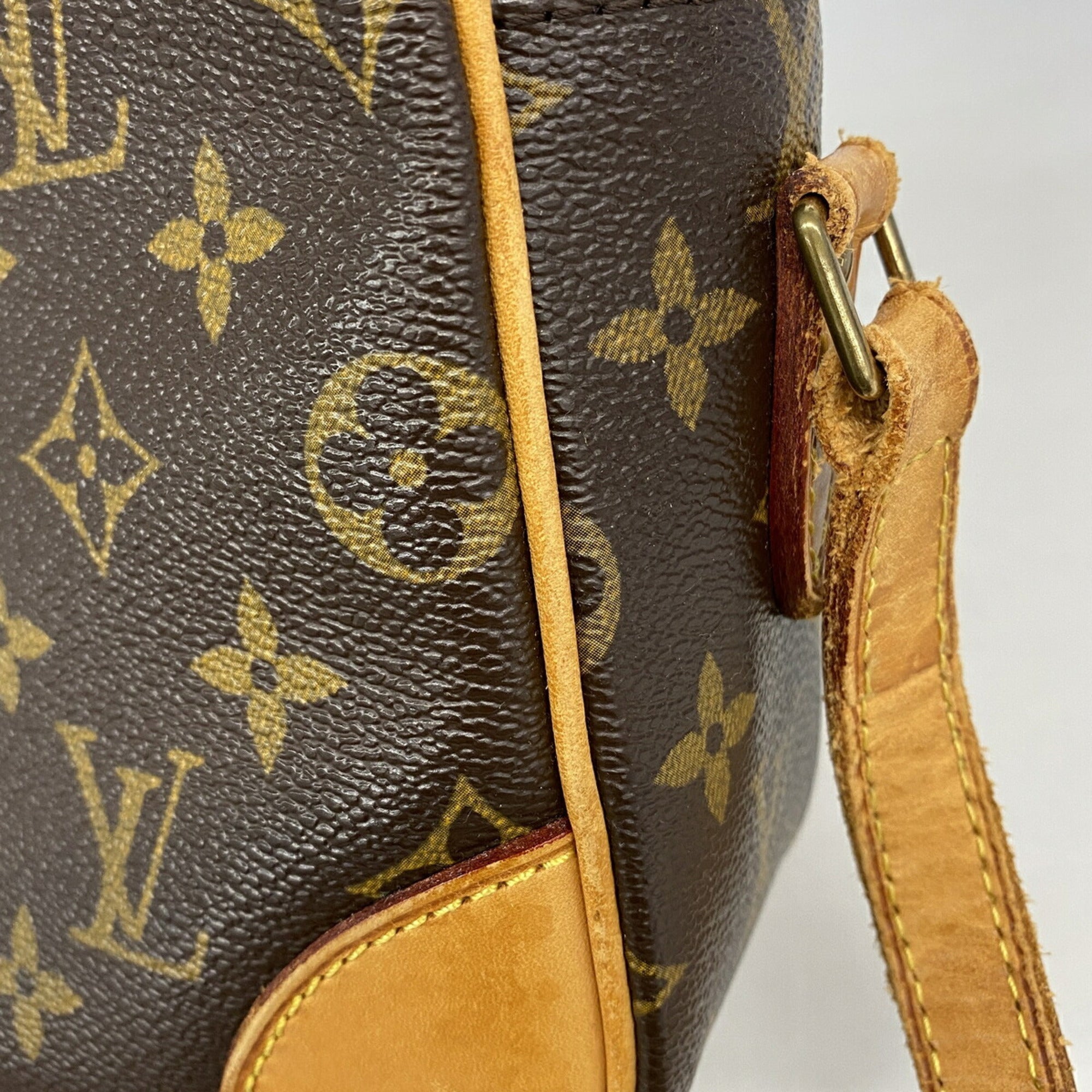 Louis Vuitton Brown Shoulder Bag (Pre-Owned)