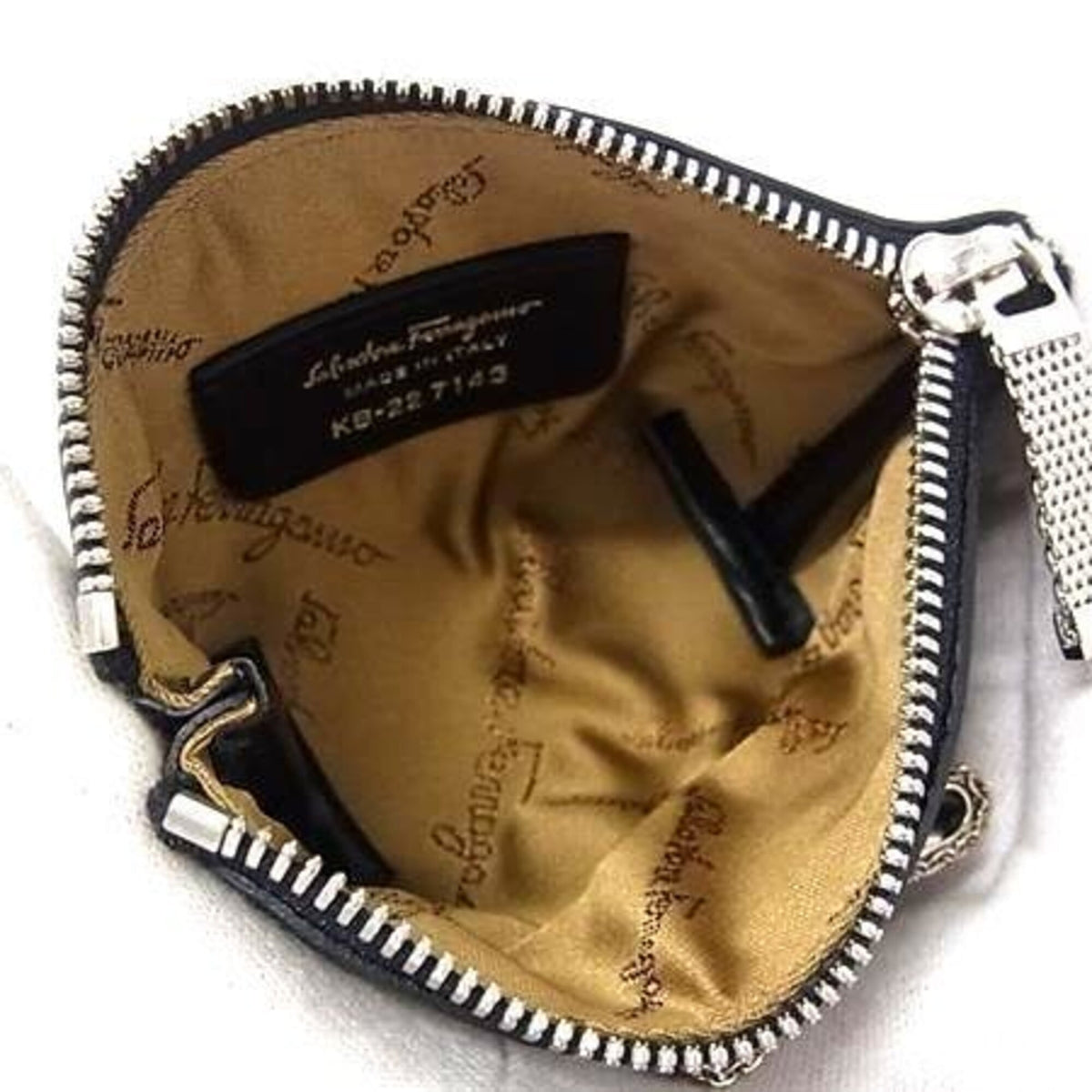 Salvatore Ferragamo Vara Black Leather Coin Purse/Coin Case (Pre-Owned)