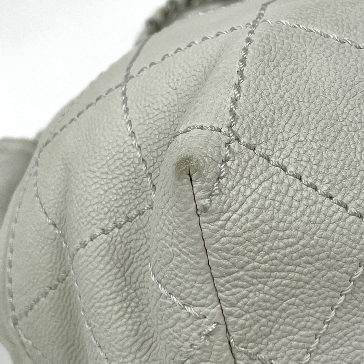 Chanel Ivory Leather Shoulder Bag (Pre-Owned)