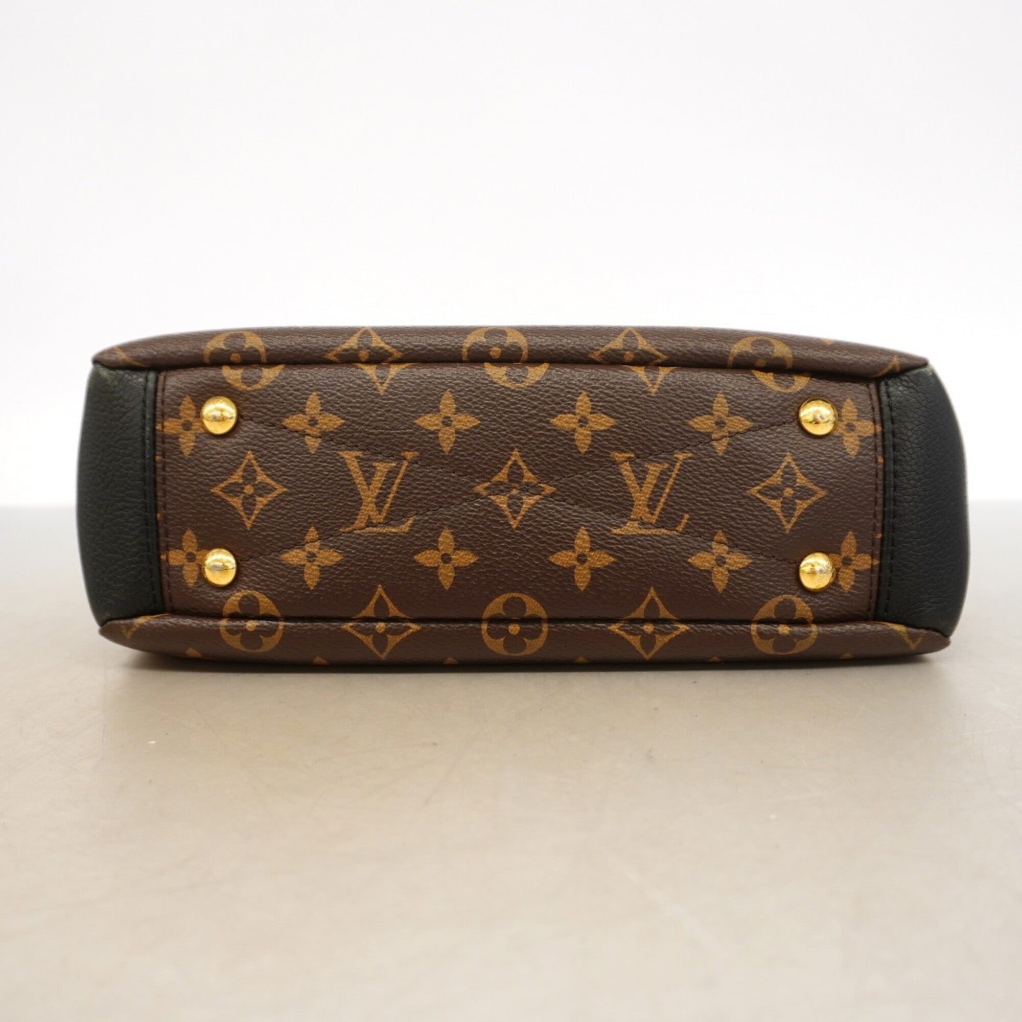 Louis Vuitton Noir Handbag (Pre-Owned)
