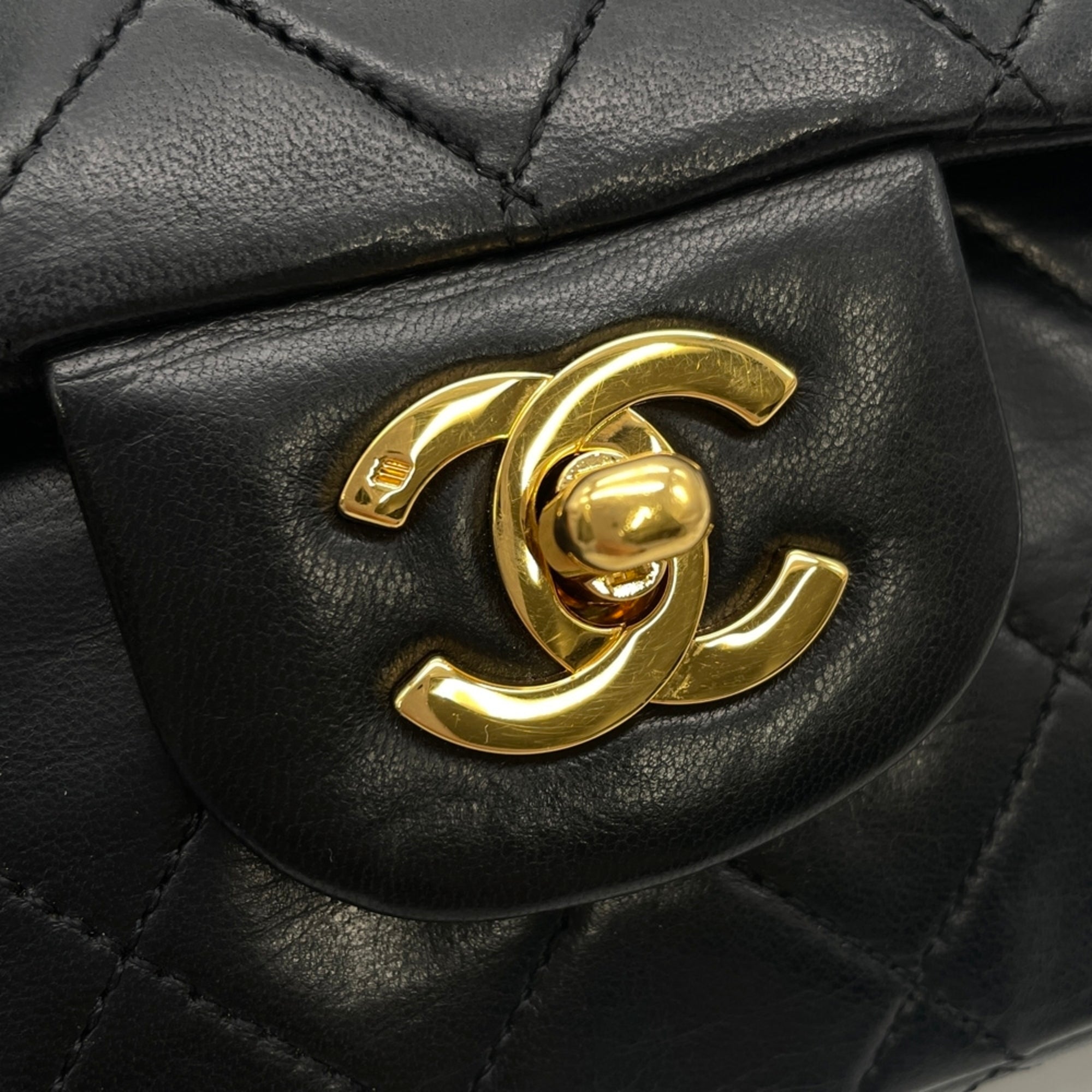Chanel Matelasse Black Leather Shoulder Bag (Pre-Owned)