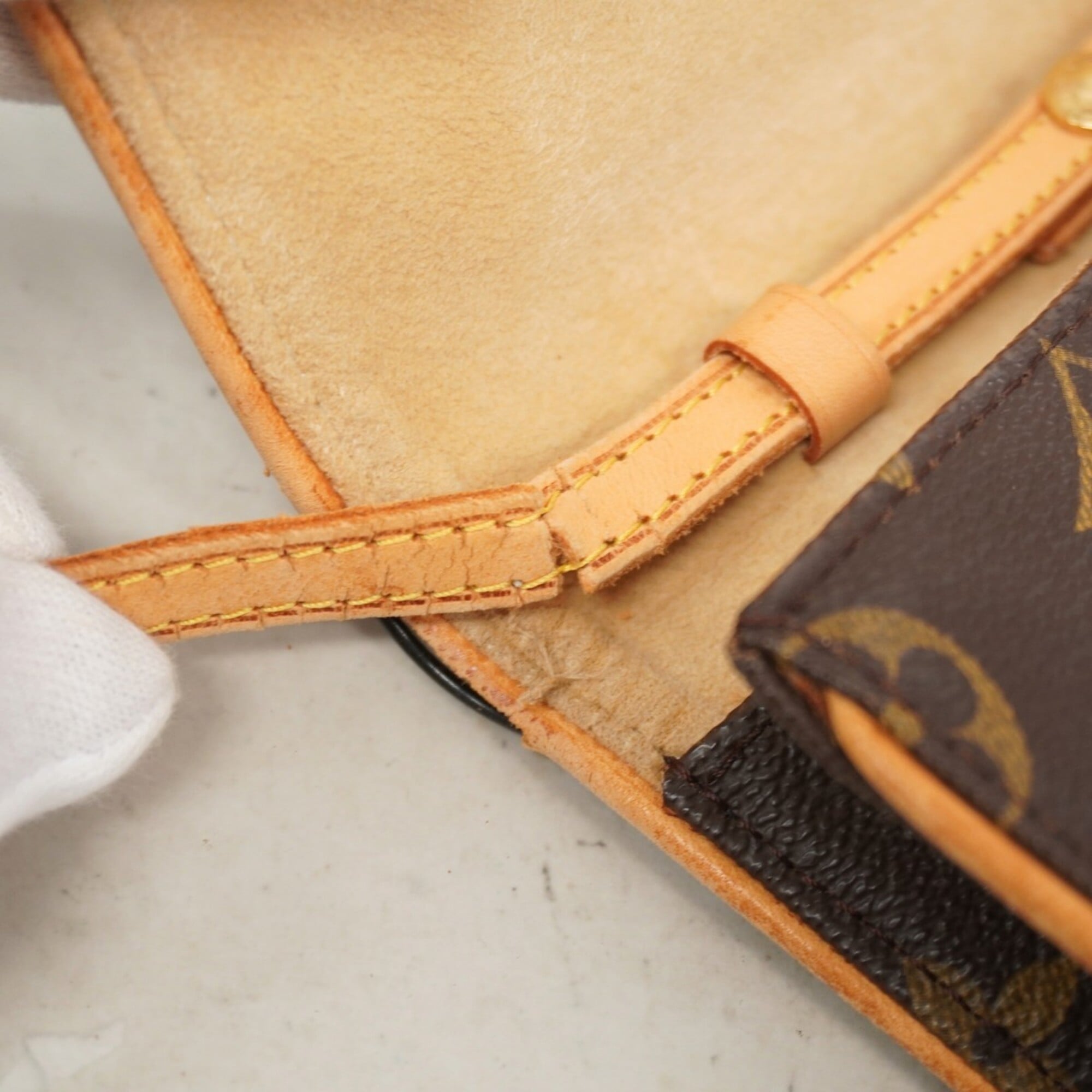Louis Vuitton Brown Shoulder Bag (Pre-Owned)