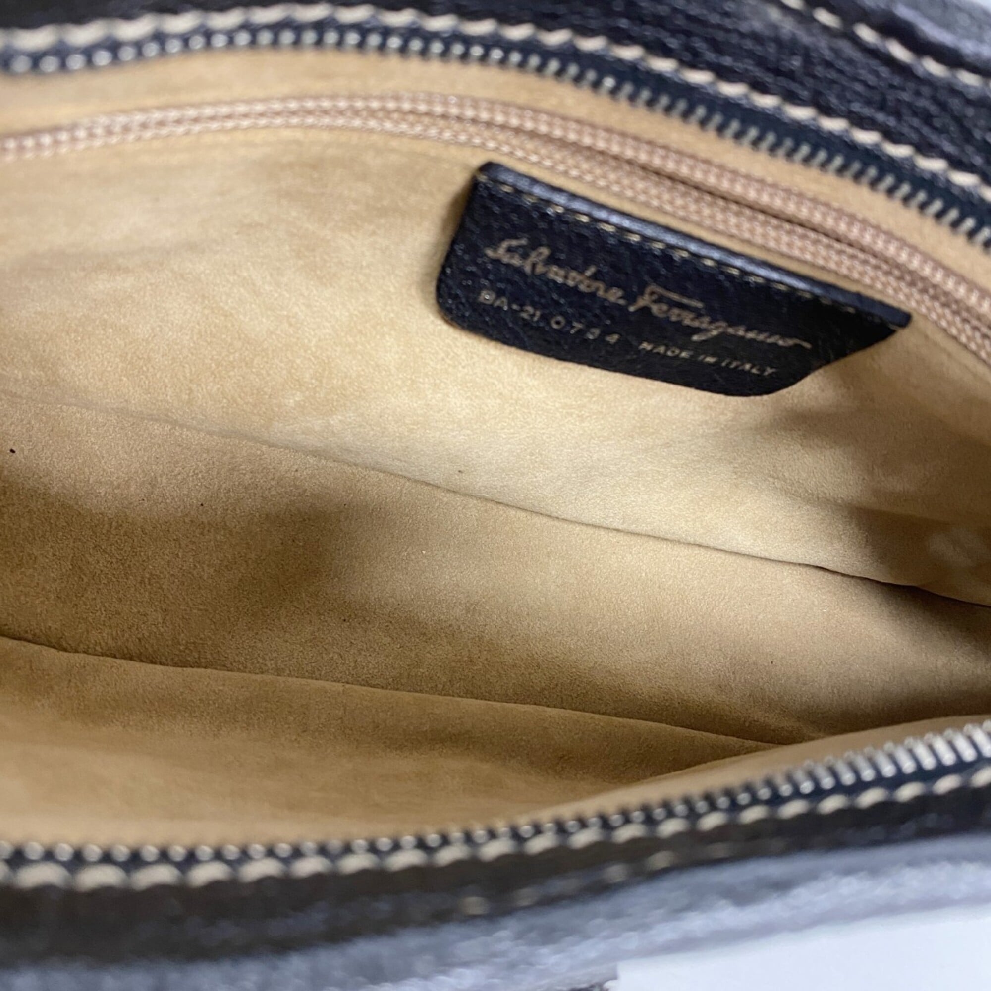 Salvatore Ferragamo Black Leather Shoulder Bag (Pre-Owned)