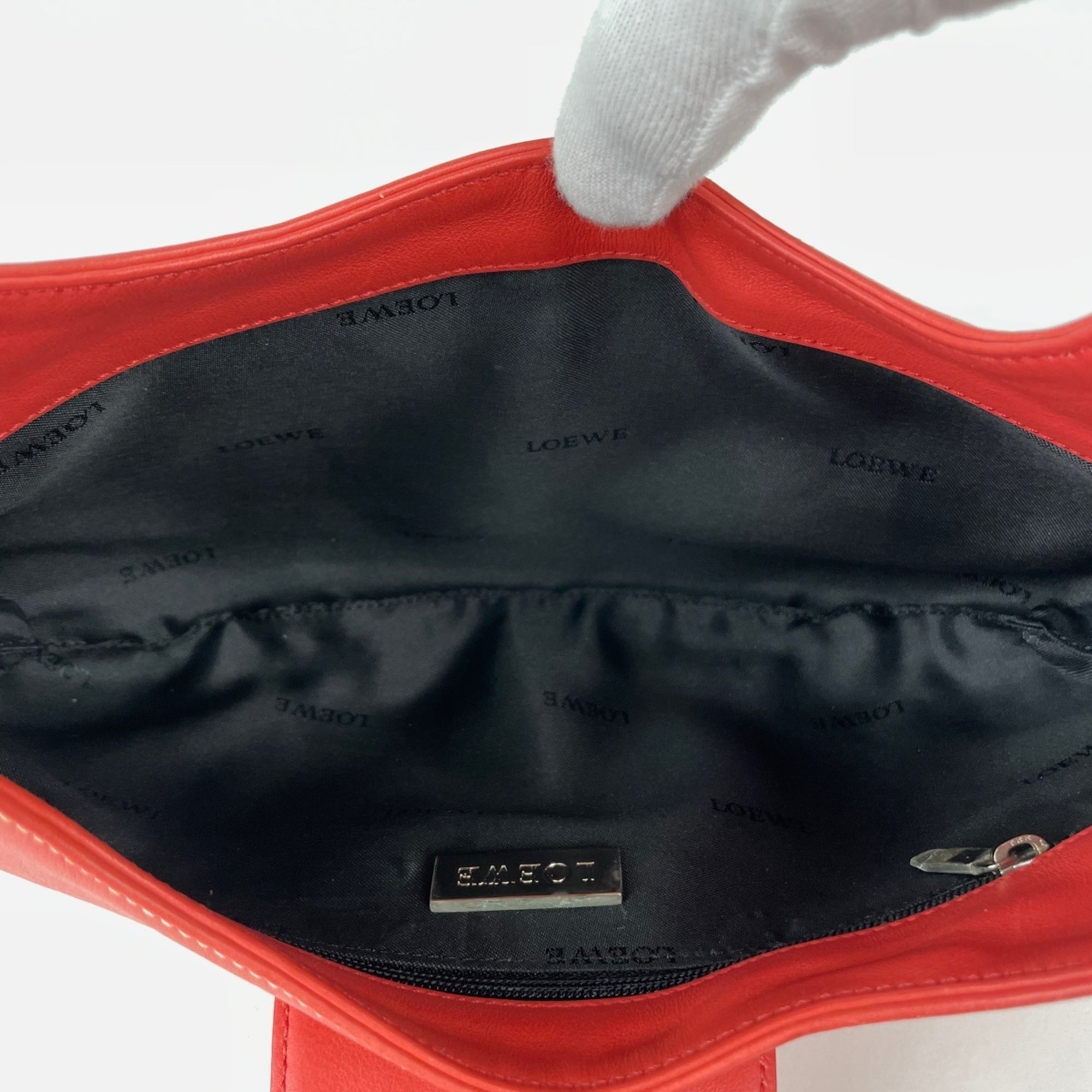 Loewe Red Color Leather Shoulder Bag (Pre-Owned)