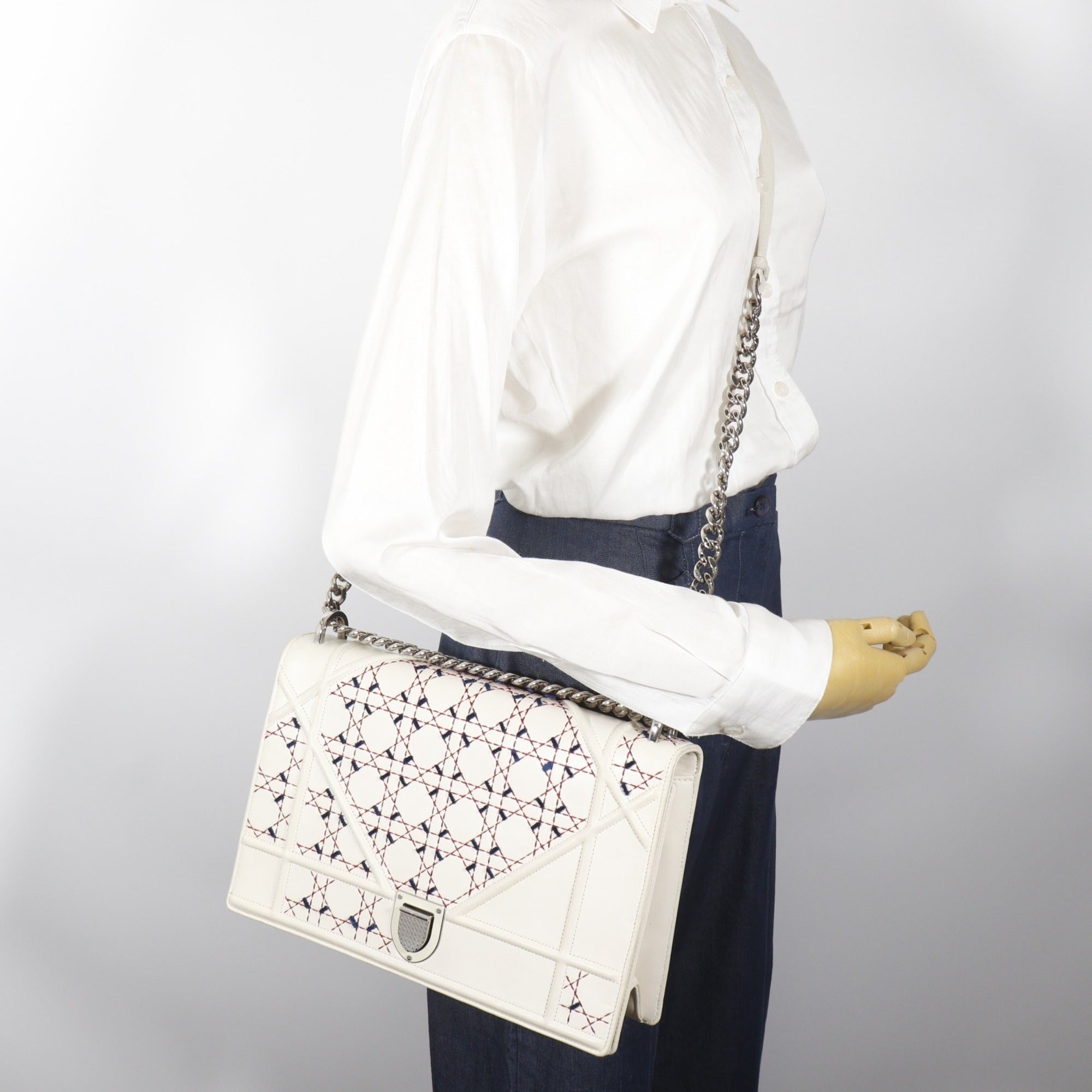 Christian Dior White Leather Shoulder Bag (Pre-Owned)