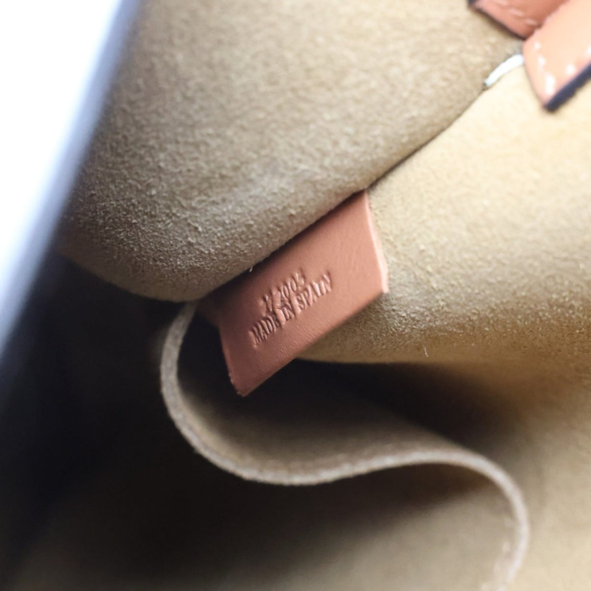 Loewe Gray Leather Shoulder Bag (Pre-Owned)