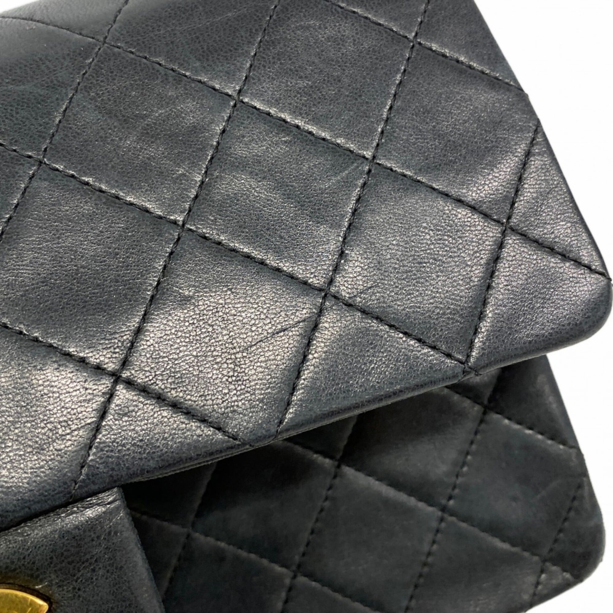 Chanel Black Leather Shoulder Bag (Pre-Owned)