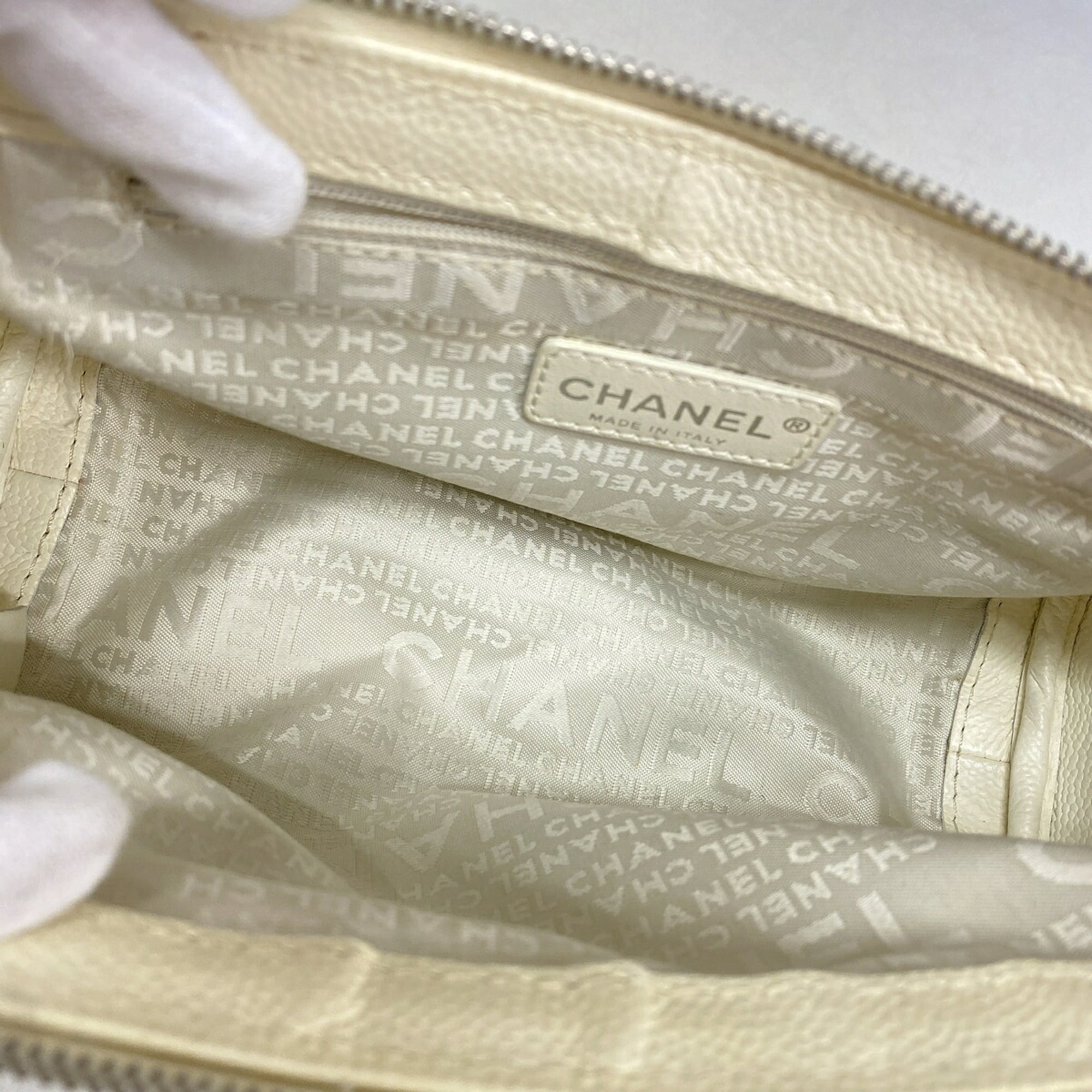 Chanel Ivory Leather Shoulder Bag (Pre-Owned)