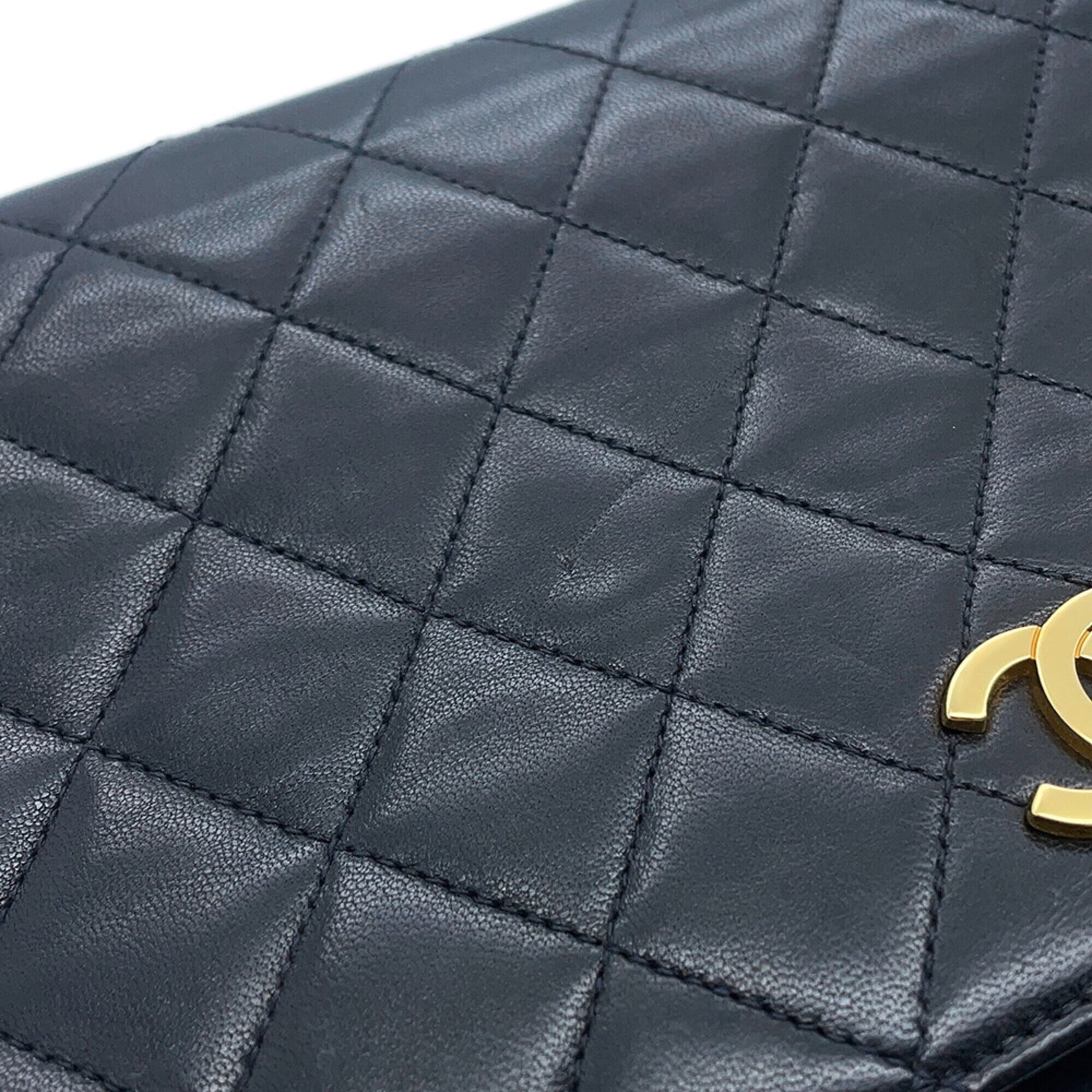 Chanel Black Leather Shoulder Bag (Pre-Owned)