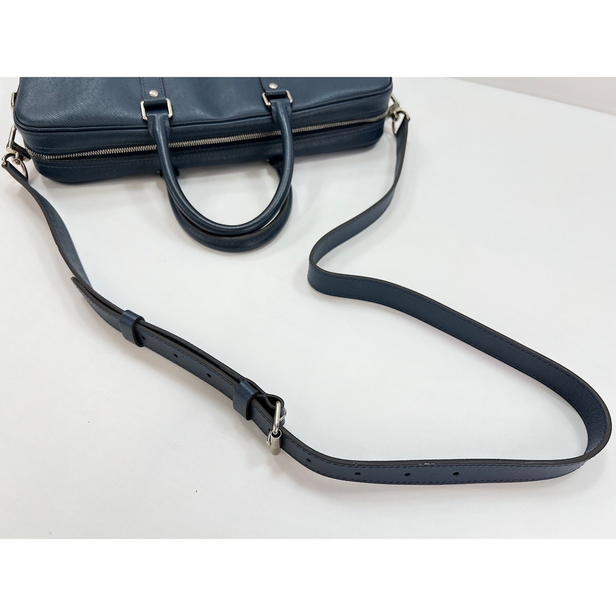 Louis Vuitton Taiga Blue Taiga Leather Handbag (Pre-Owned)