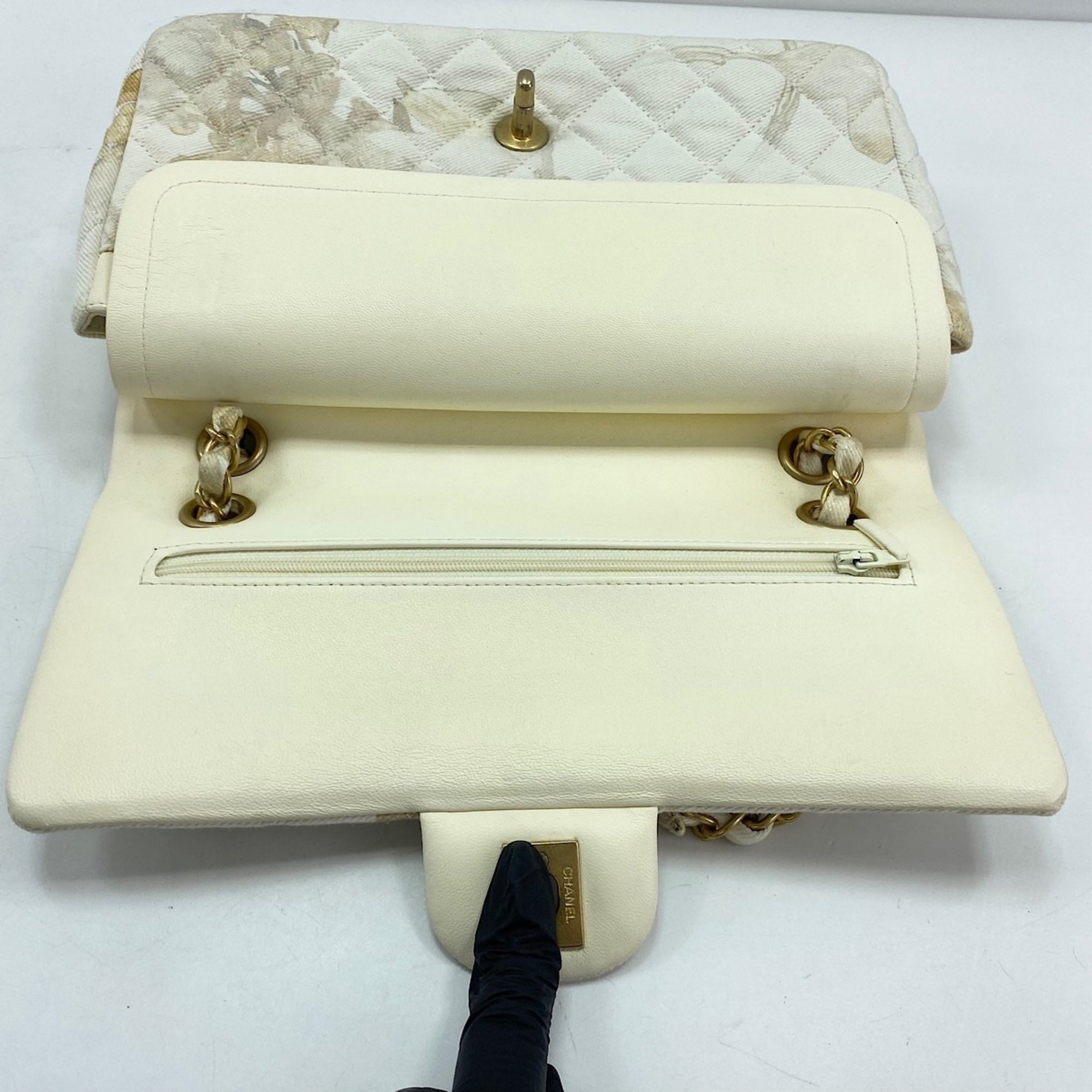 Chanel Matelasse White Canvas Shoulder Bag (Pre-Owned)