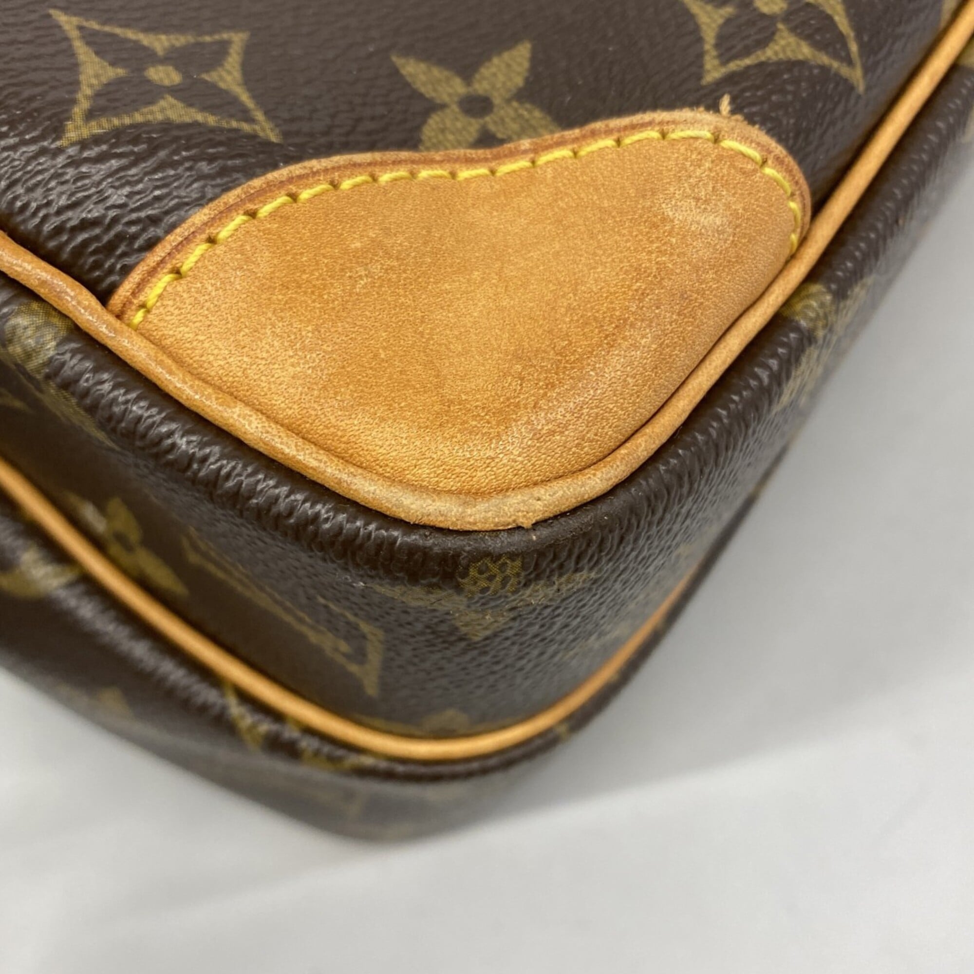 Louis Vuitton Brown Shoulder Bag (Pre-Owned)